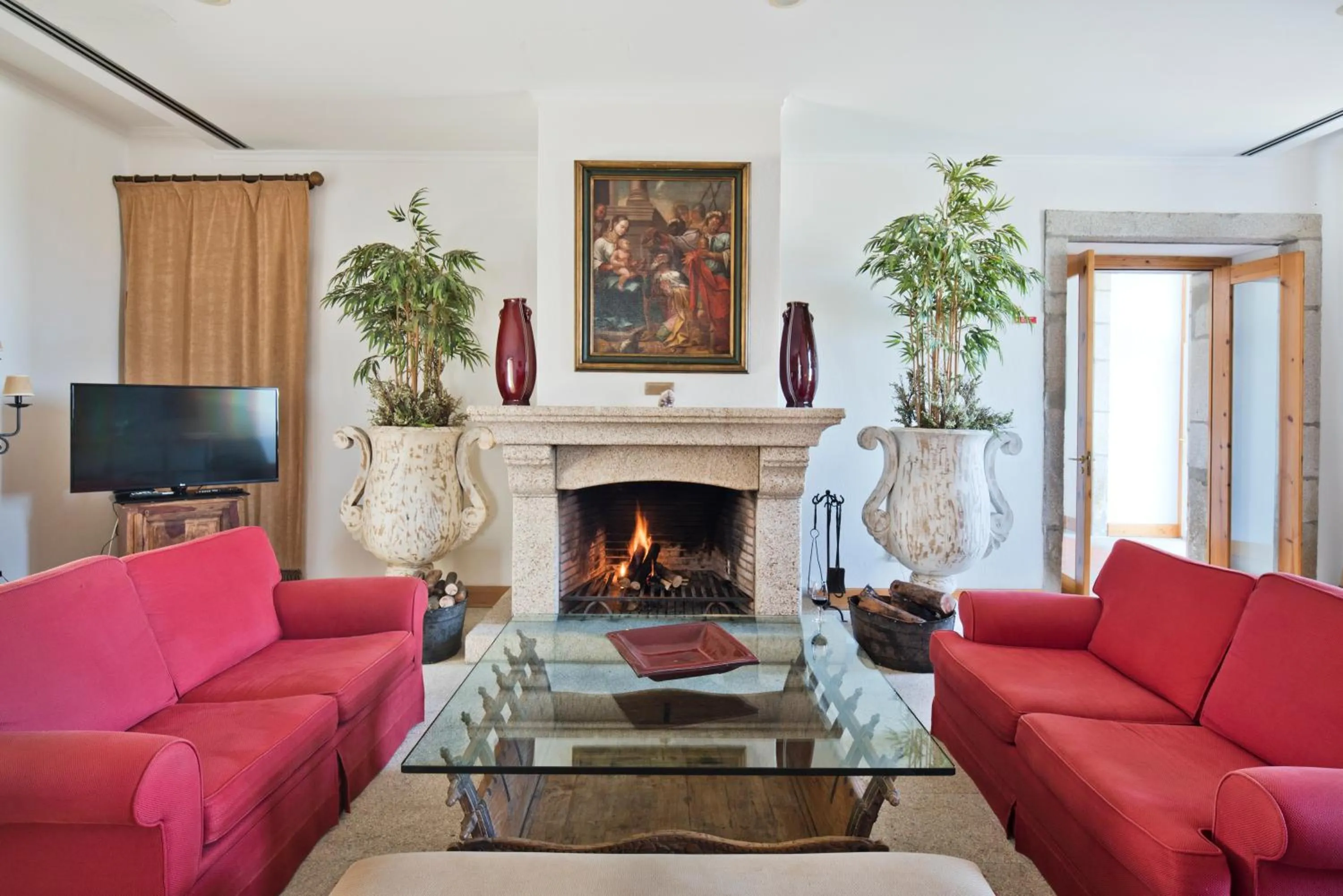 Communal lounge/ TV room in Lam Hotel Convento do Desagravo