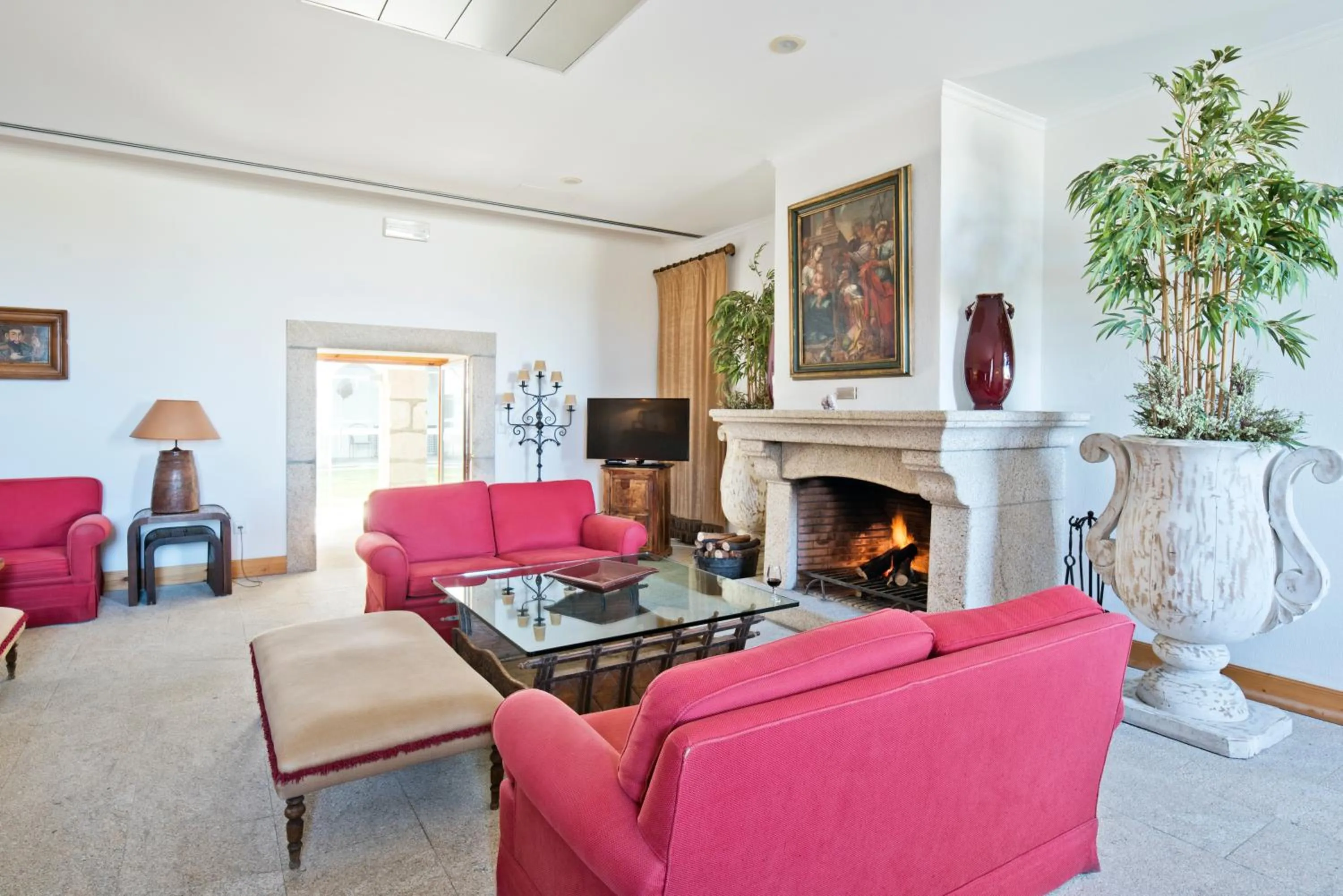 Communal lounge/ TV room in Lam Hotel Convento do Desagravo