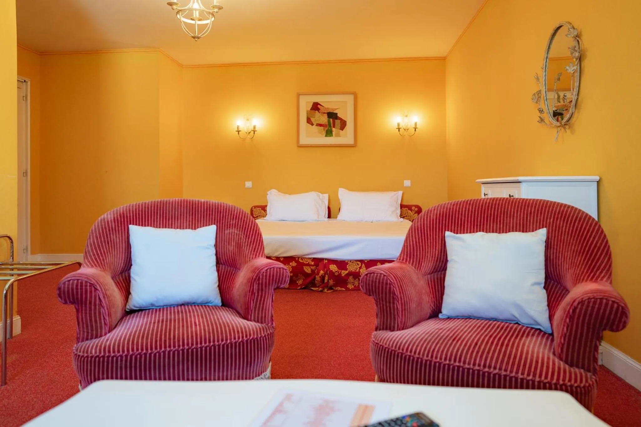 Living room, Bed in Hôtel de Margaux