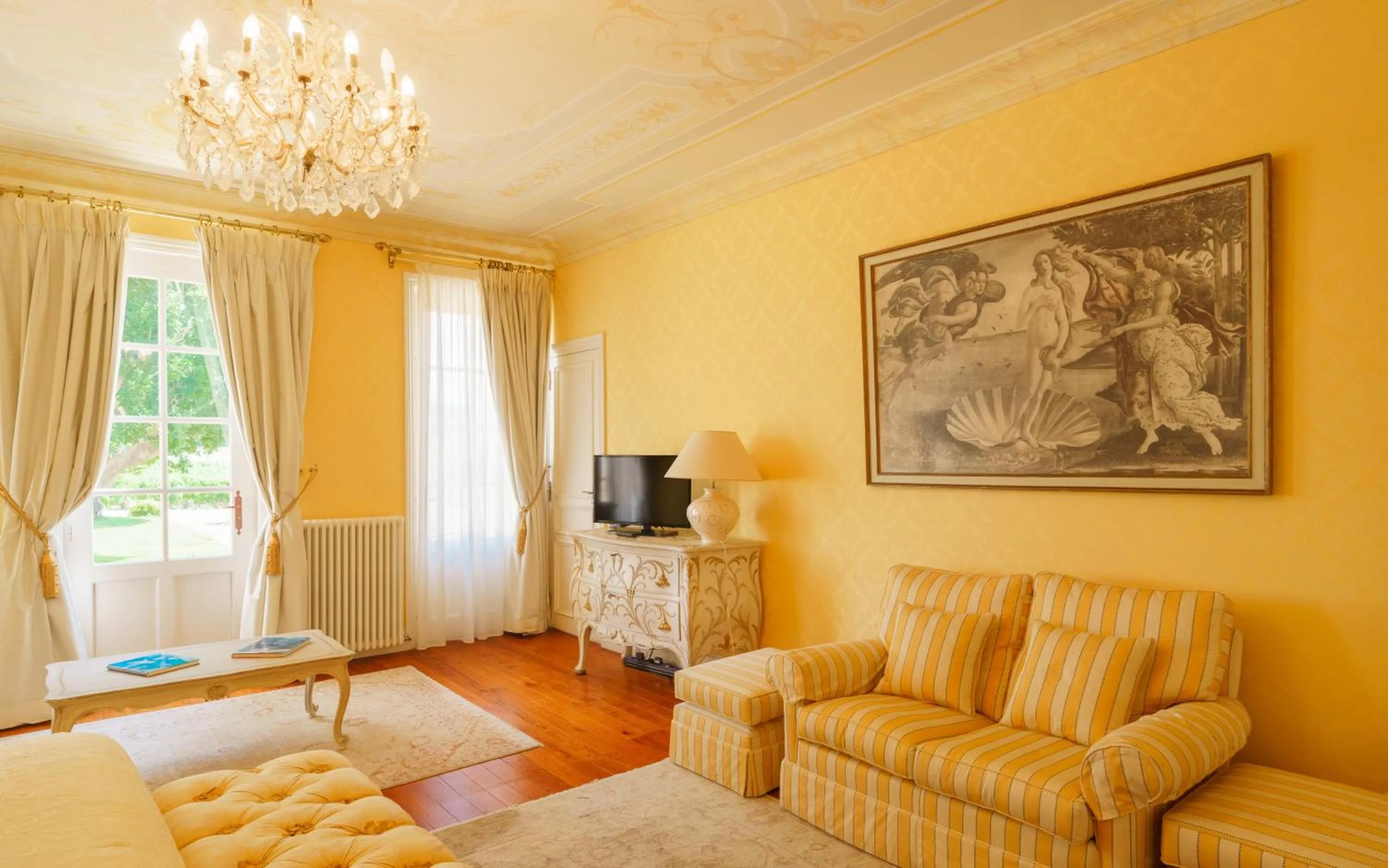 TV and multimedia in Hôtel de Margaux