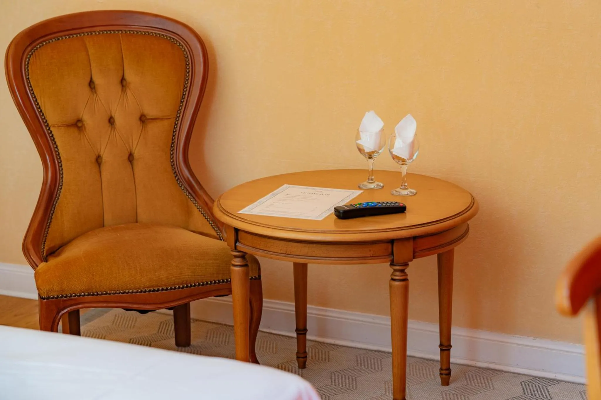 hair dresser, Bed in Hôtel de Margaux
