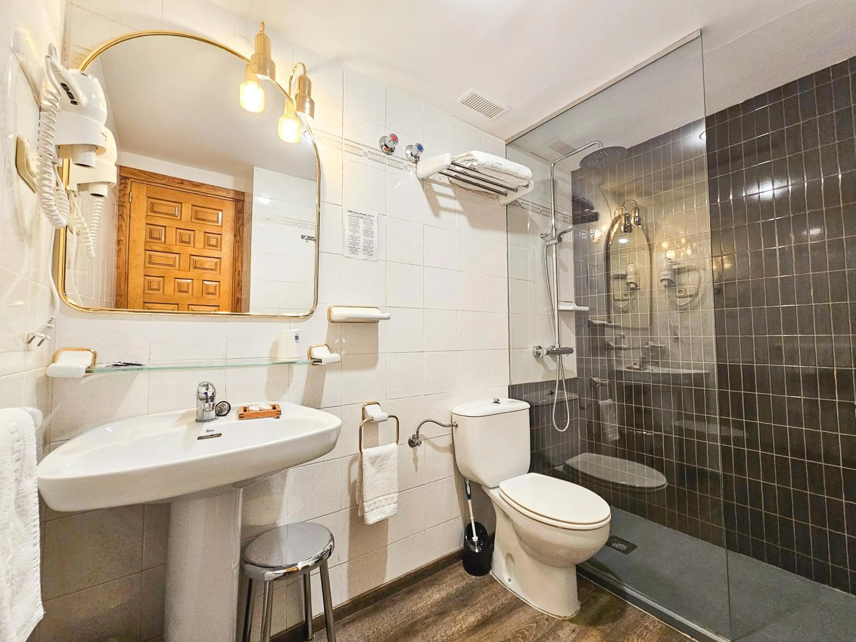 Shower in Hotel Casa Morlans 3000