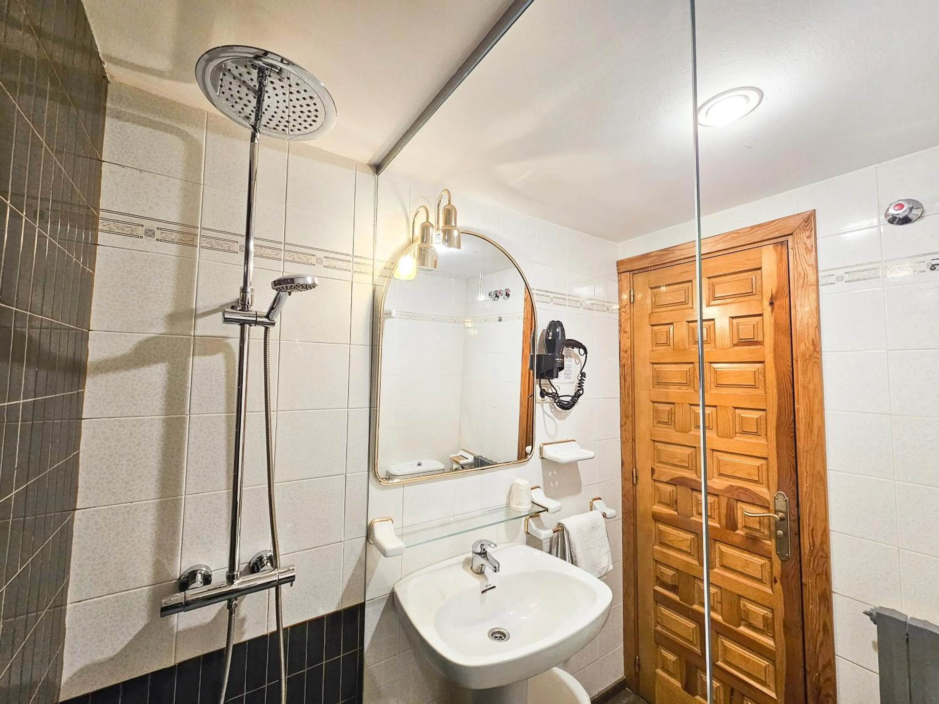 Shower in Hotel Casa Morlans 3000