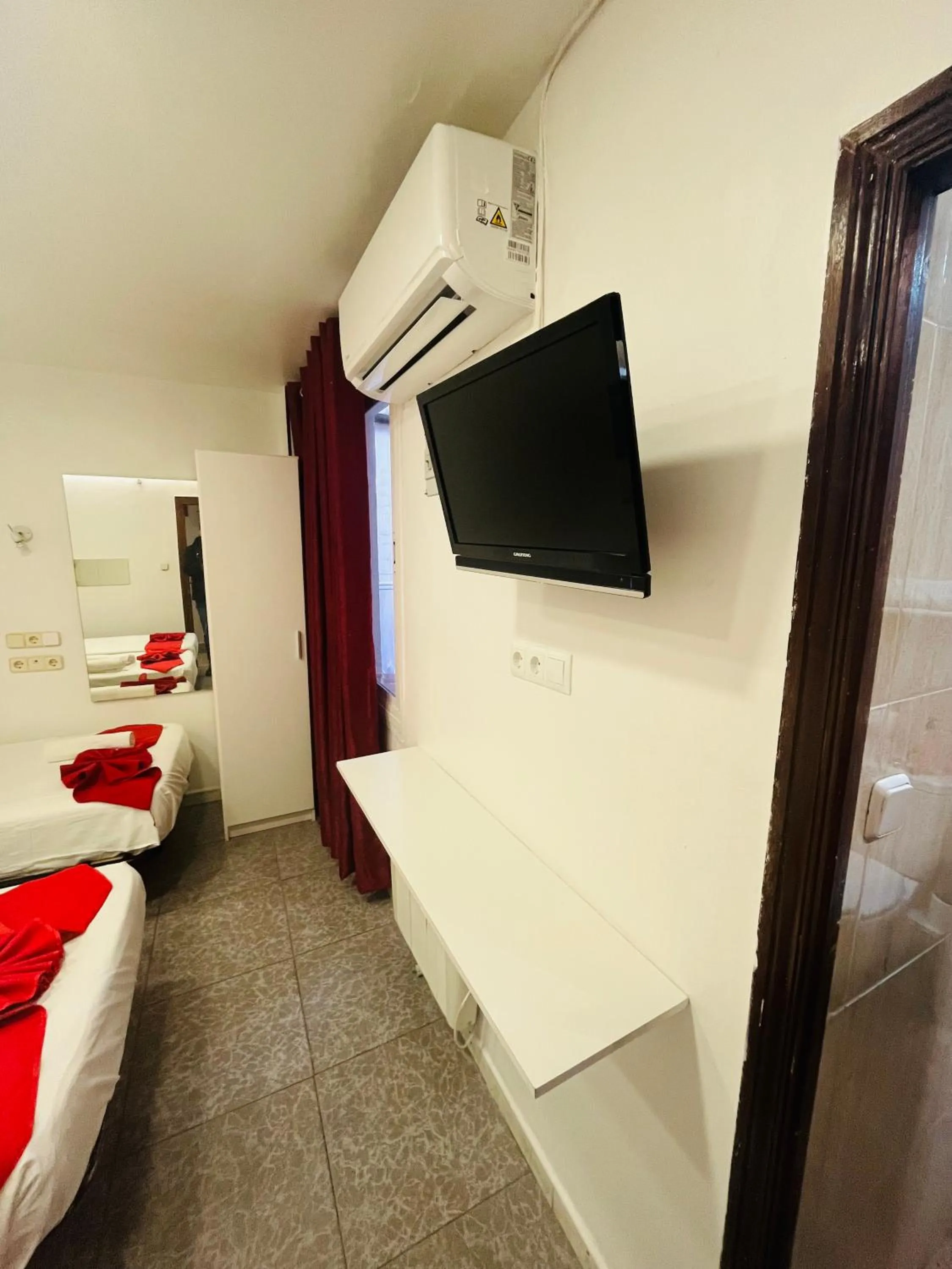 TV and multimedia, Bed in Hostal Las Vegas