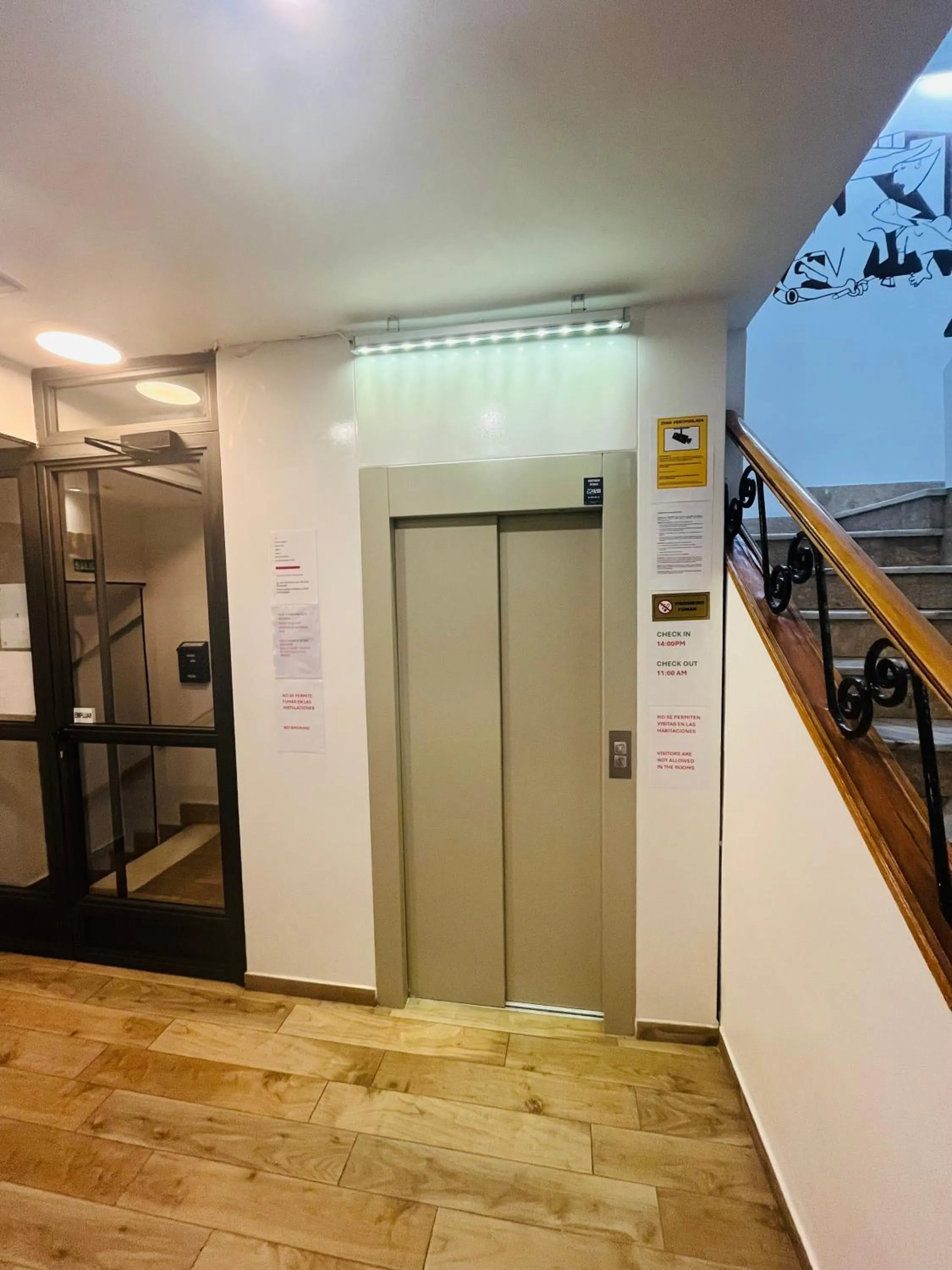 elevator in Hostal Las Vegas