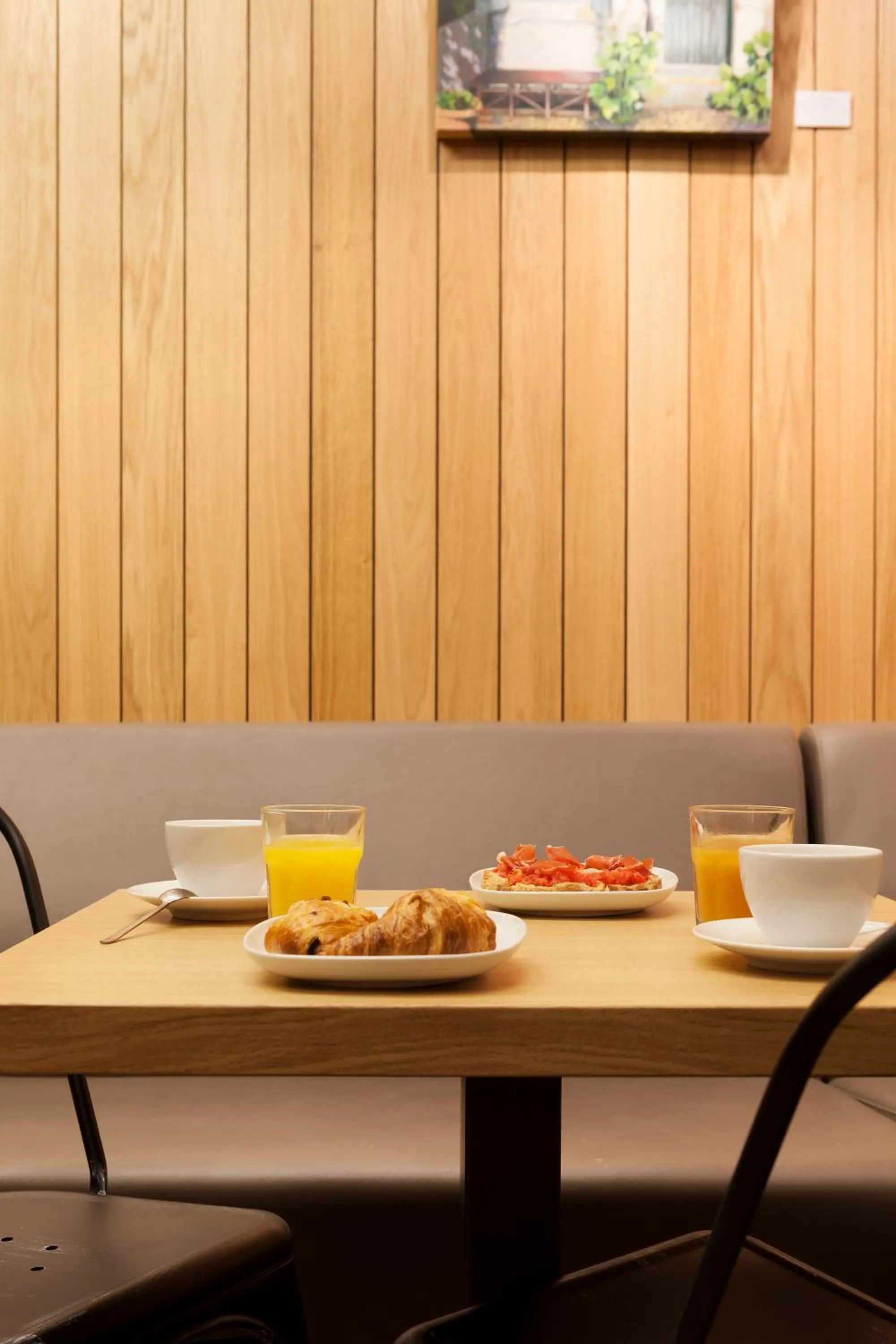 Restaurant/places to eat in Artrip Hotel