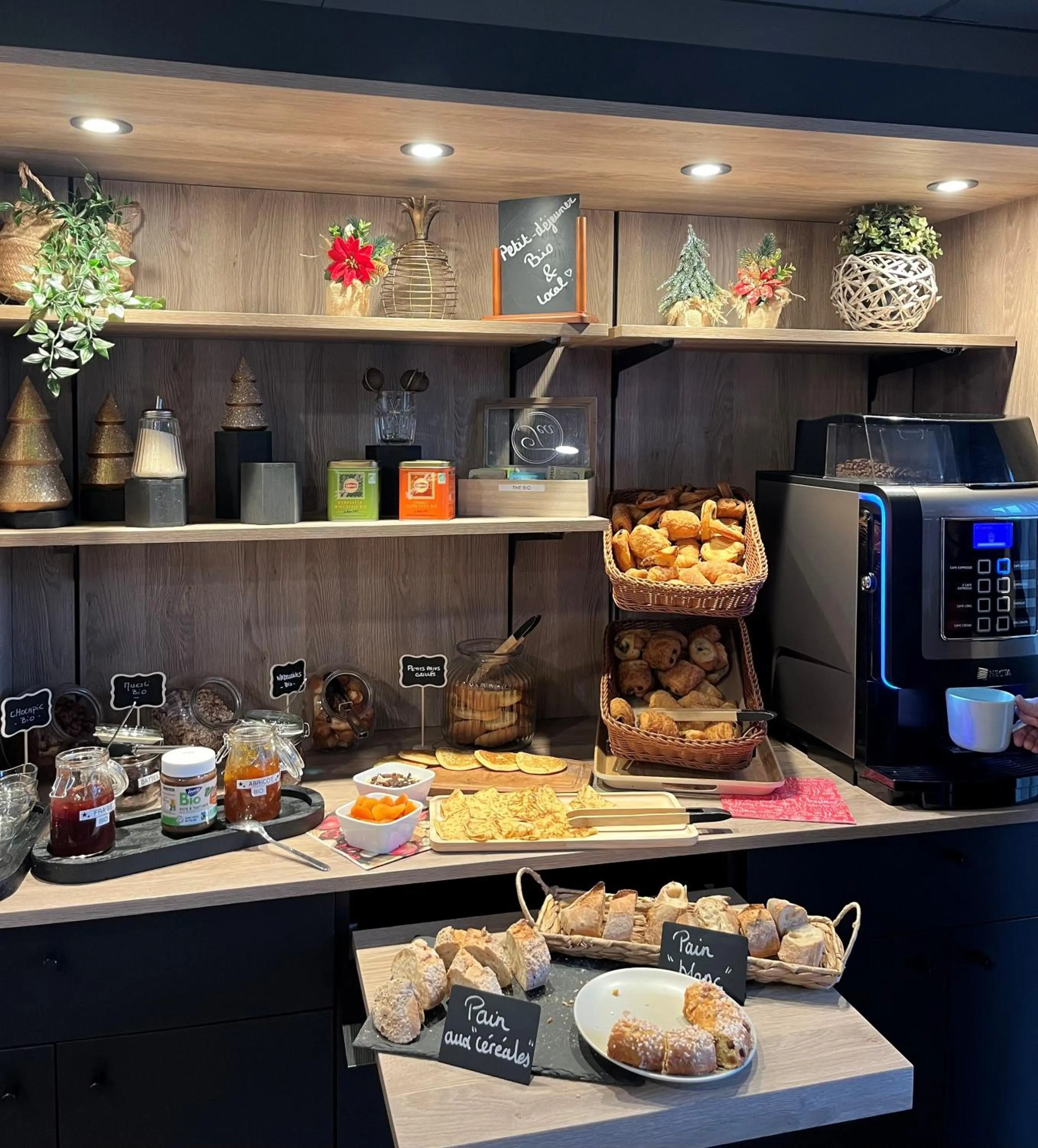 Breakfast in Hôtel & Events LE PATIO OCCITAN Toulouse Ouest - Cugnaux