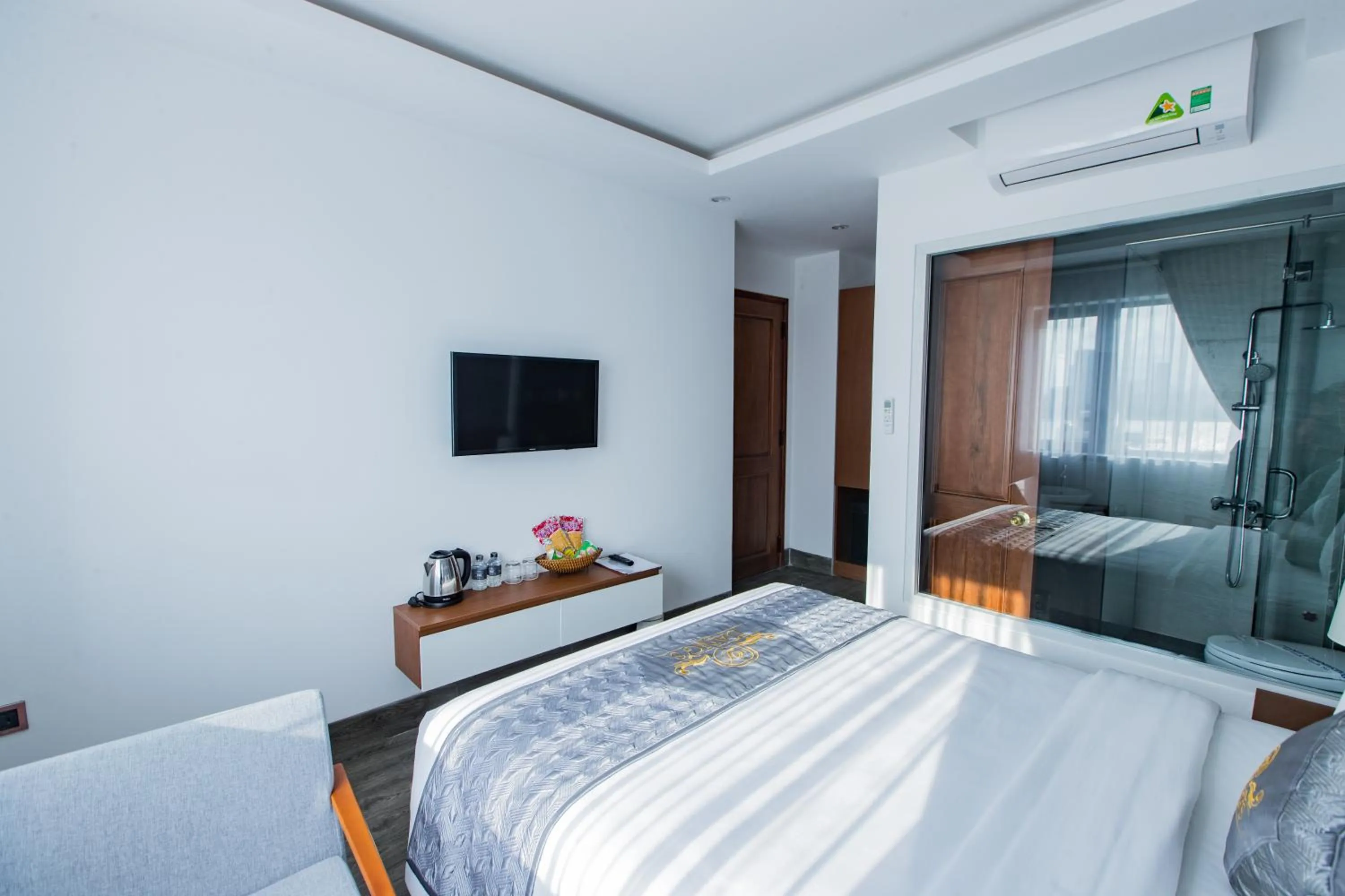 Photo of the whole room, Bed in Dang's Hotel