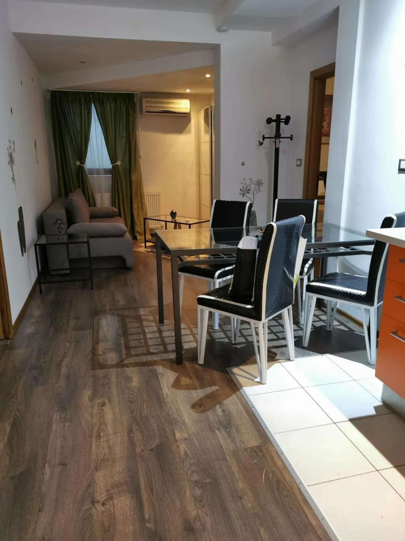 Dining area in Prince Residence Apartments