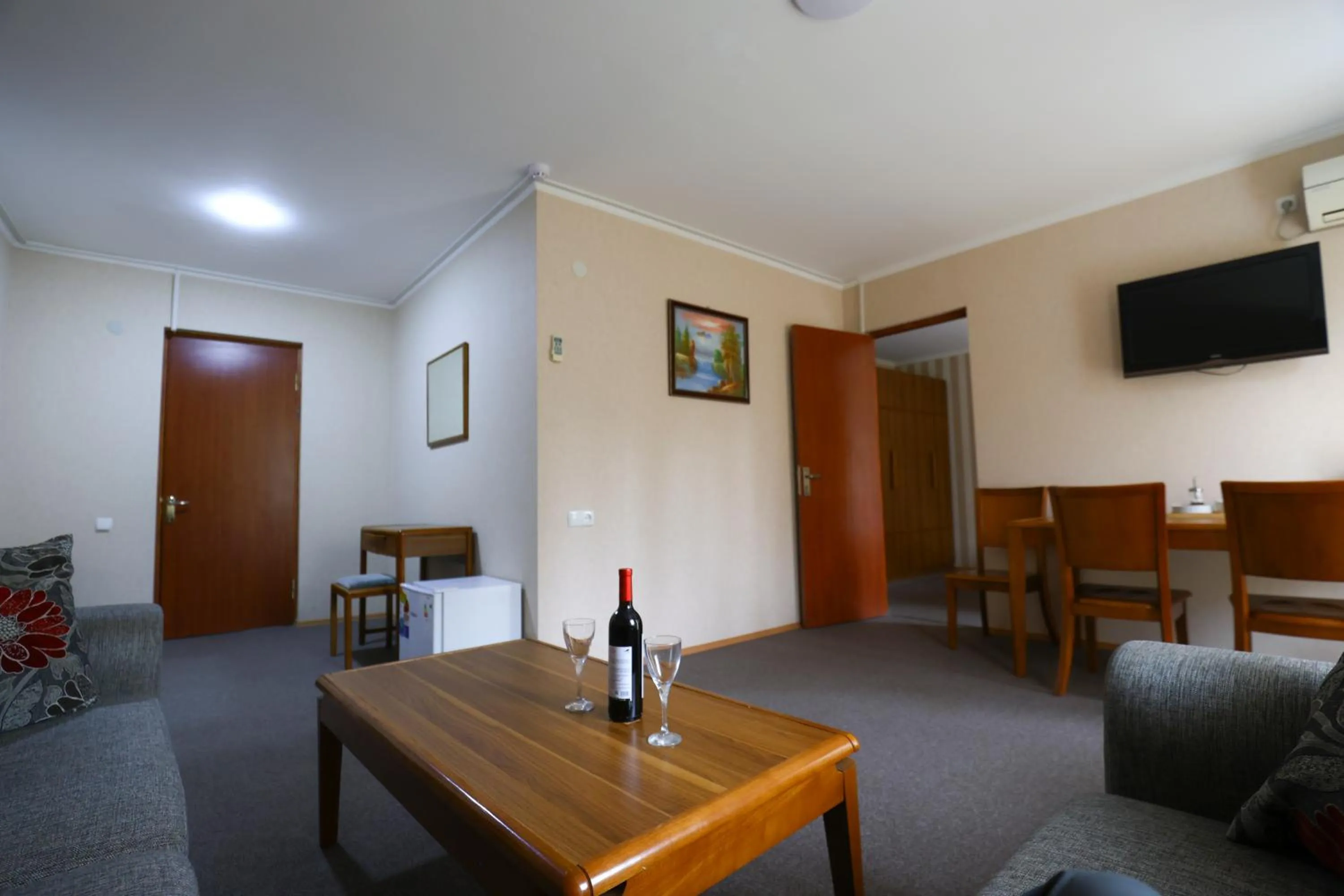 Communal lounge/ TV room in Park Hotel Imeri kutaisi