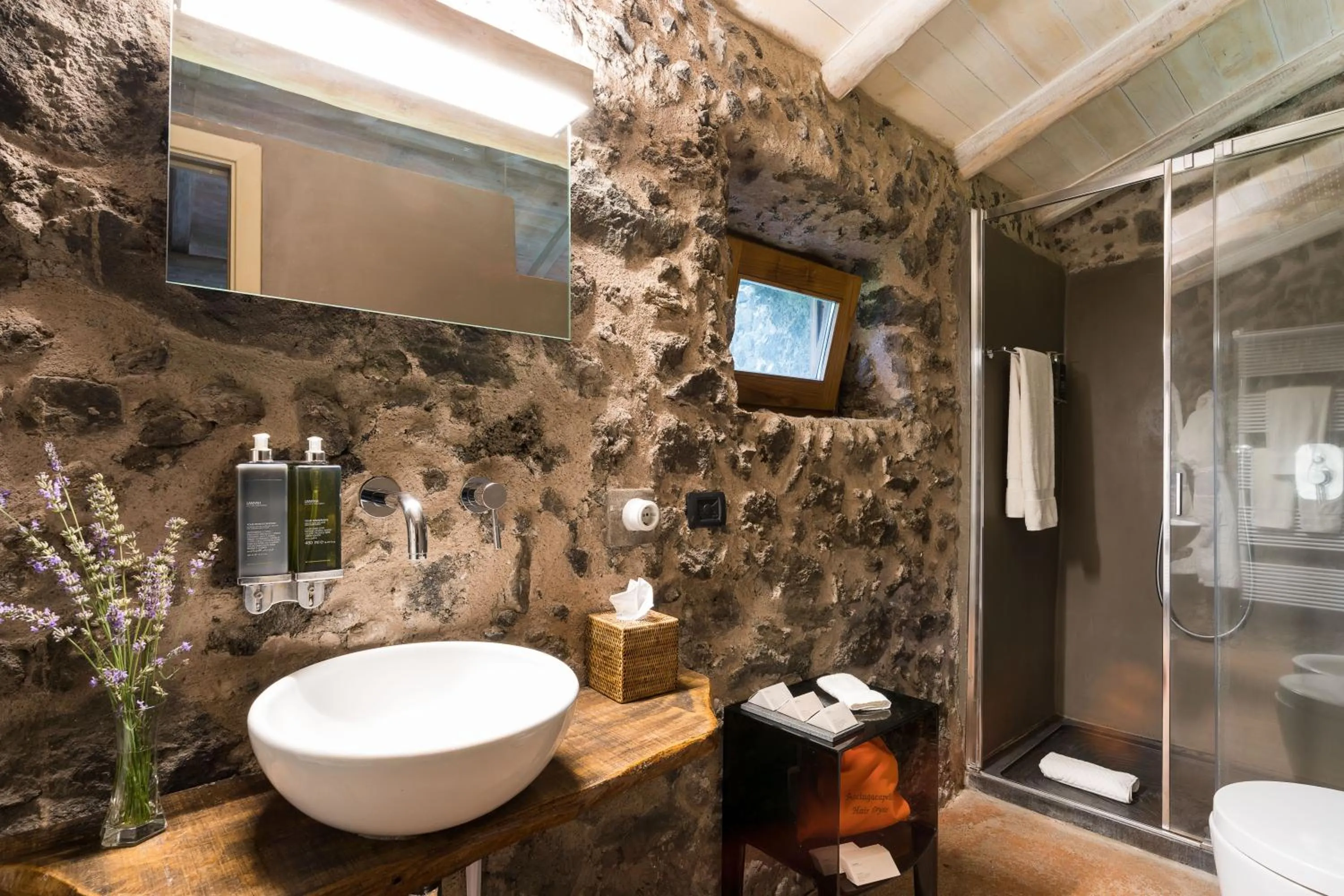 Shower in Monaci delle Terre Nere