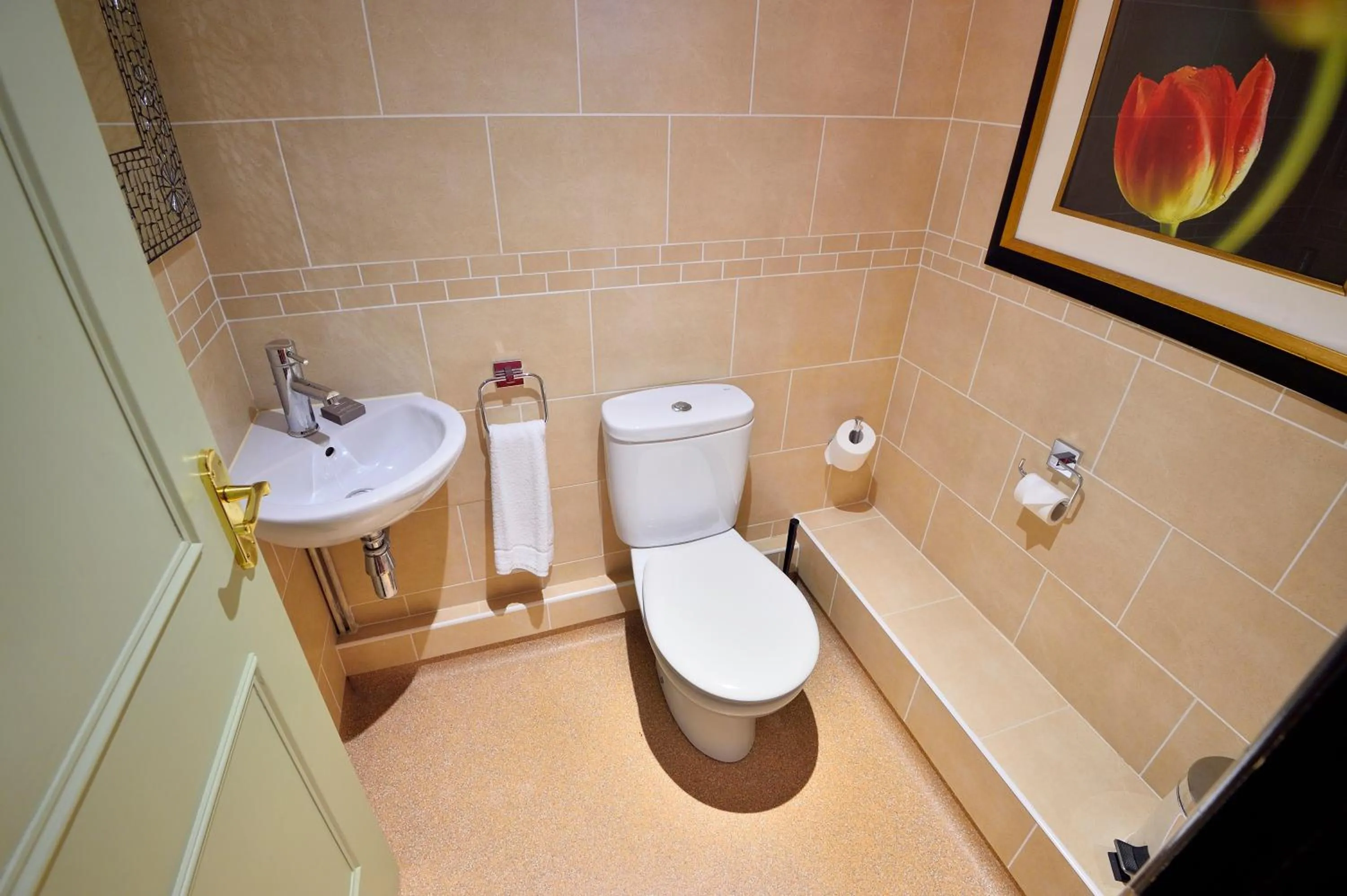 Bathroom in The Roundabout Hotel