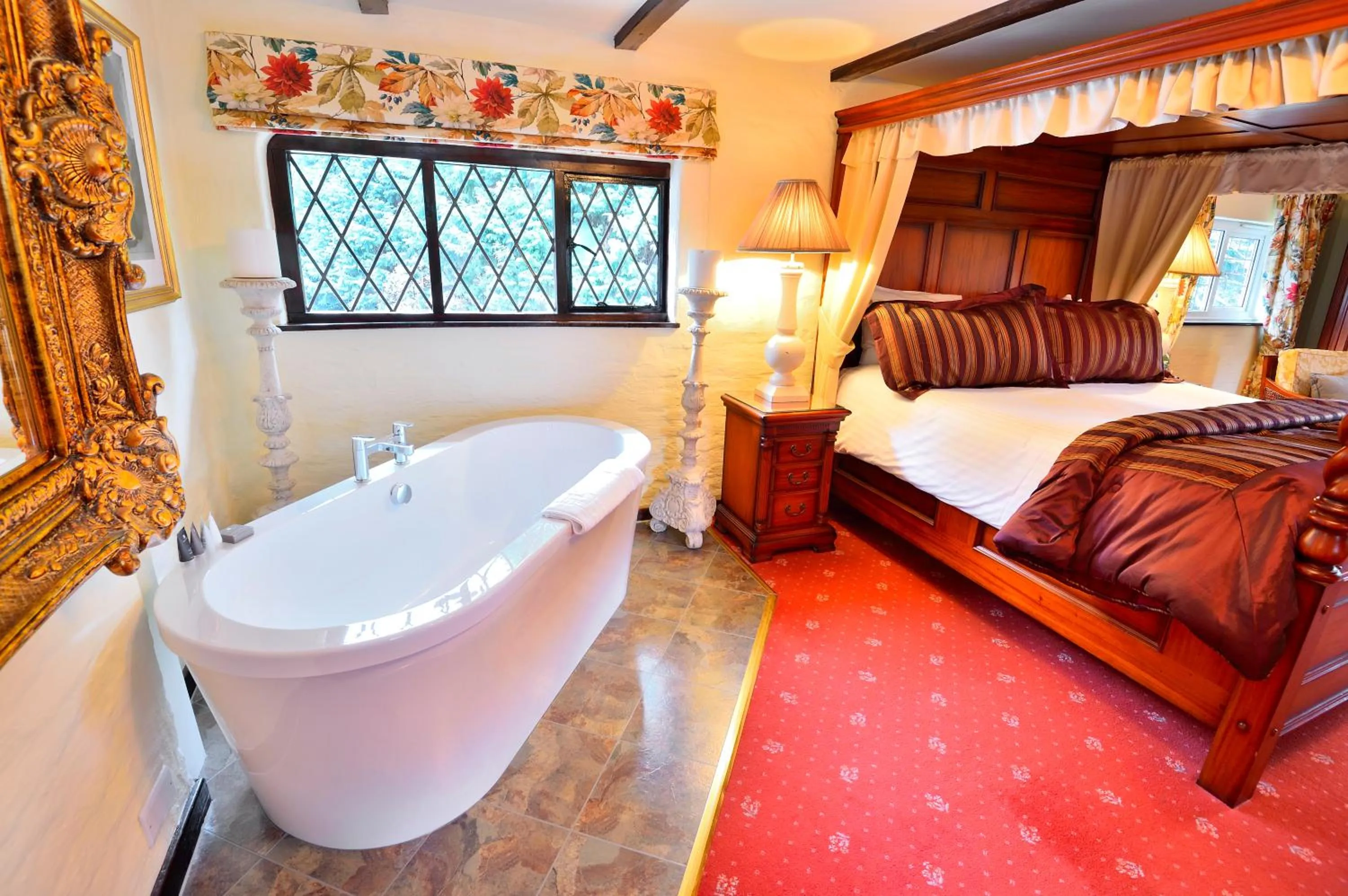 Bedroom, Bed in The Roundabout Hotel