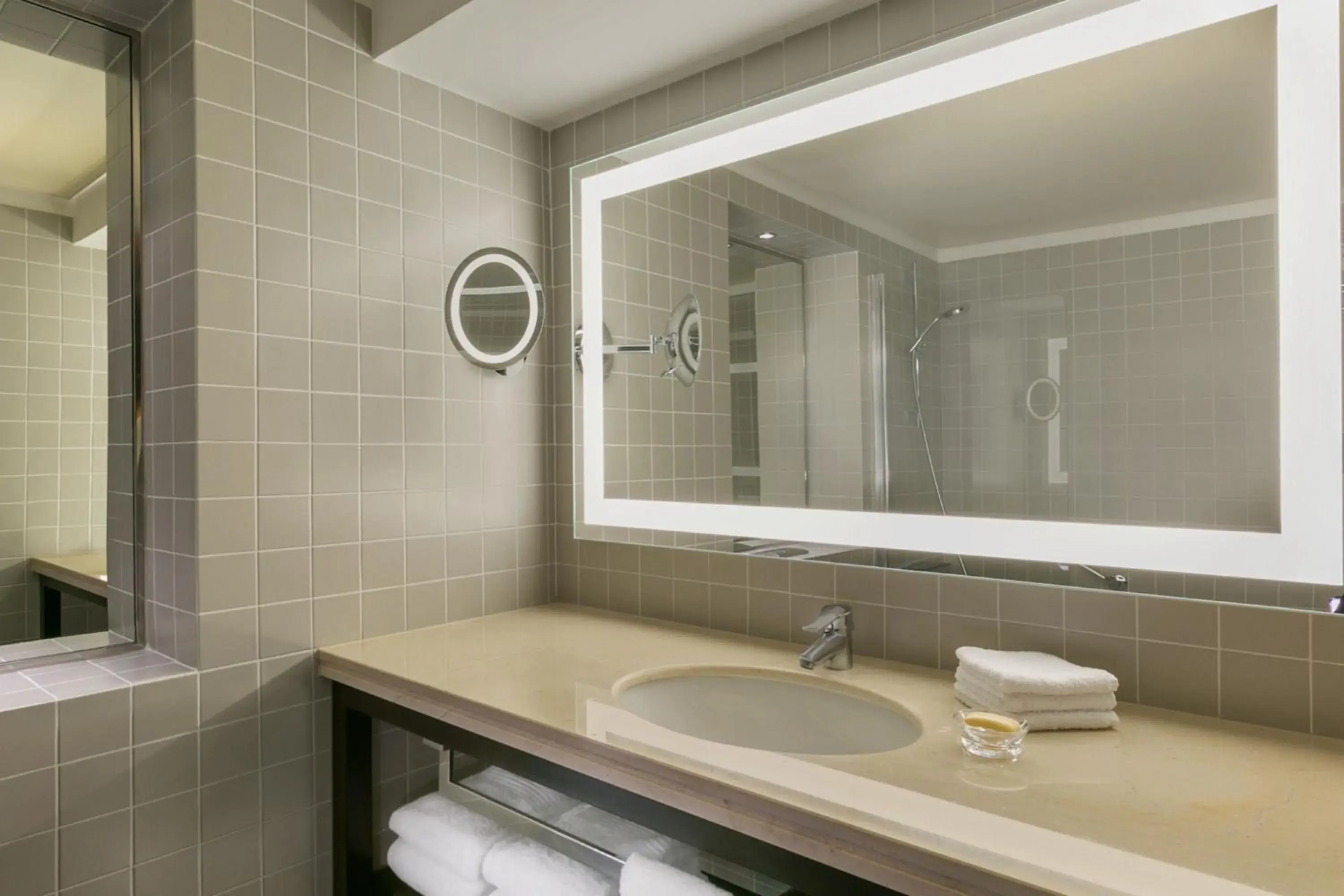 Deluxe, Executive level, 1 Bedroom Junior Suite, 1 King in Sheraton Bucharest Hotel Deluxe, Executive level, 1 Bedroom Junior Suite, 1 King in Sheraton Bucharest Hotel