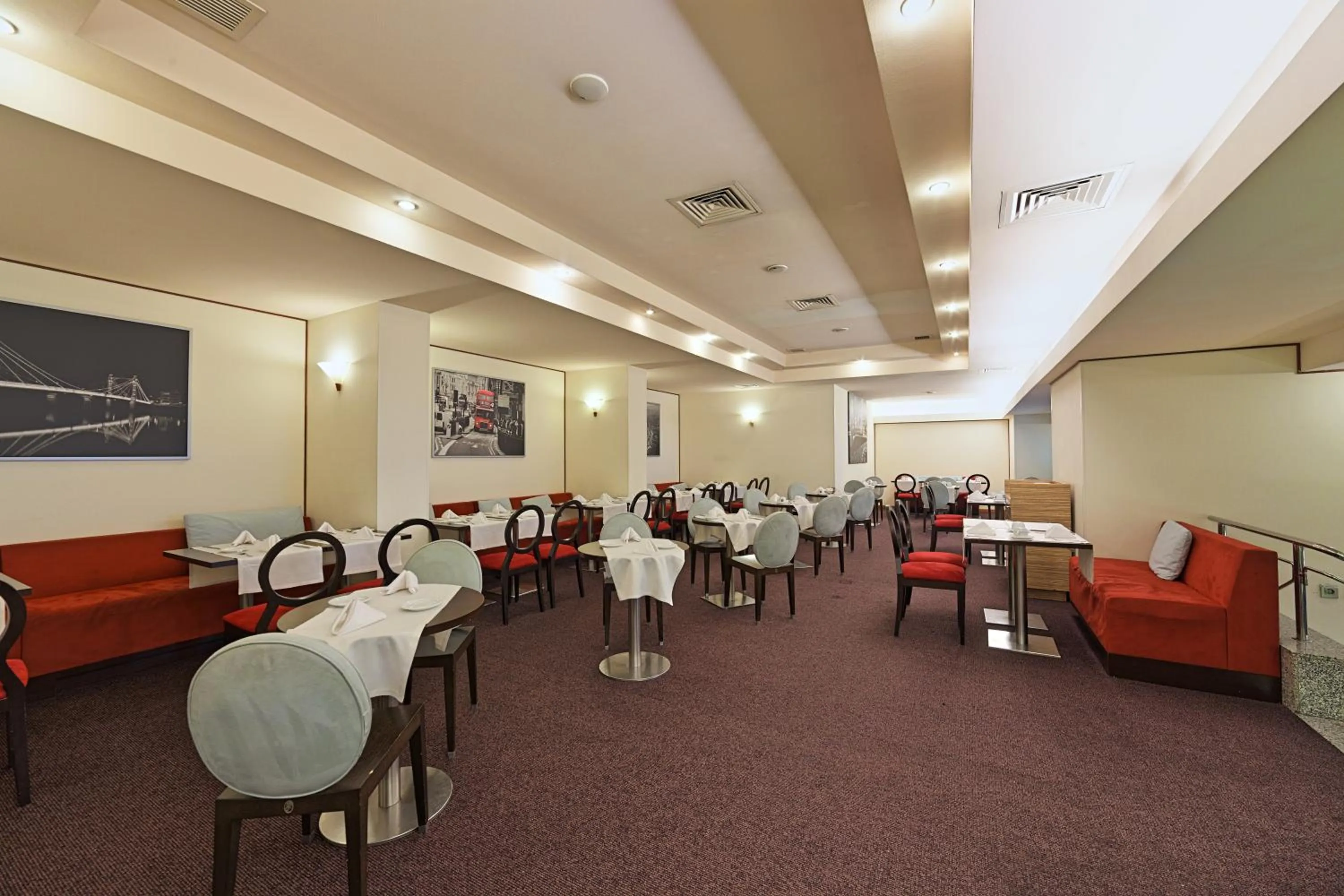 Restaurant/places to eat in Ramada by Wyndham Bucharest Parc Hotel