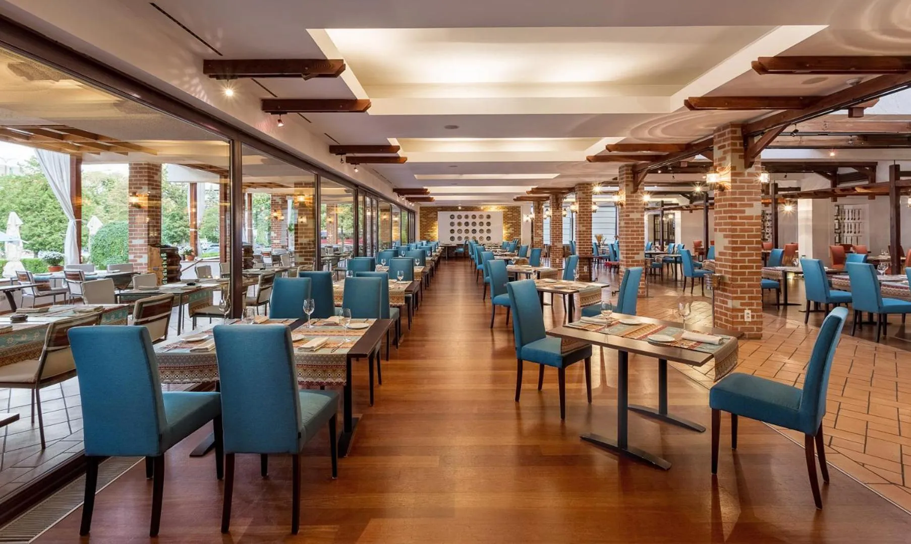 Restaurant/places to eat in Ramada by Wyndham Bucharest Parc Hotel