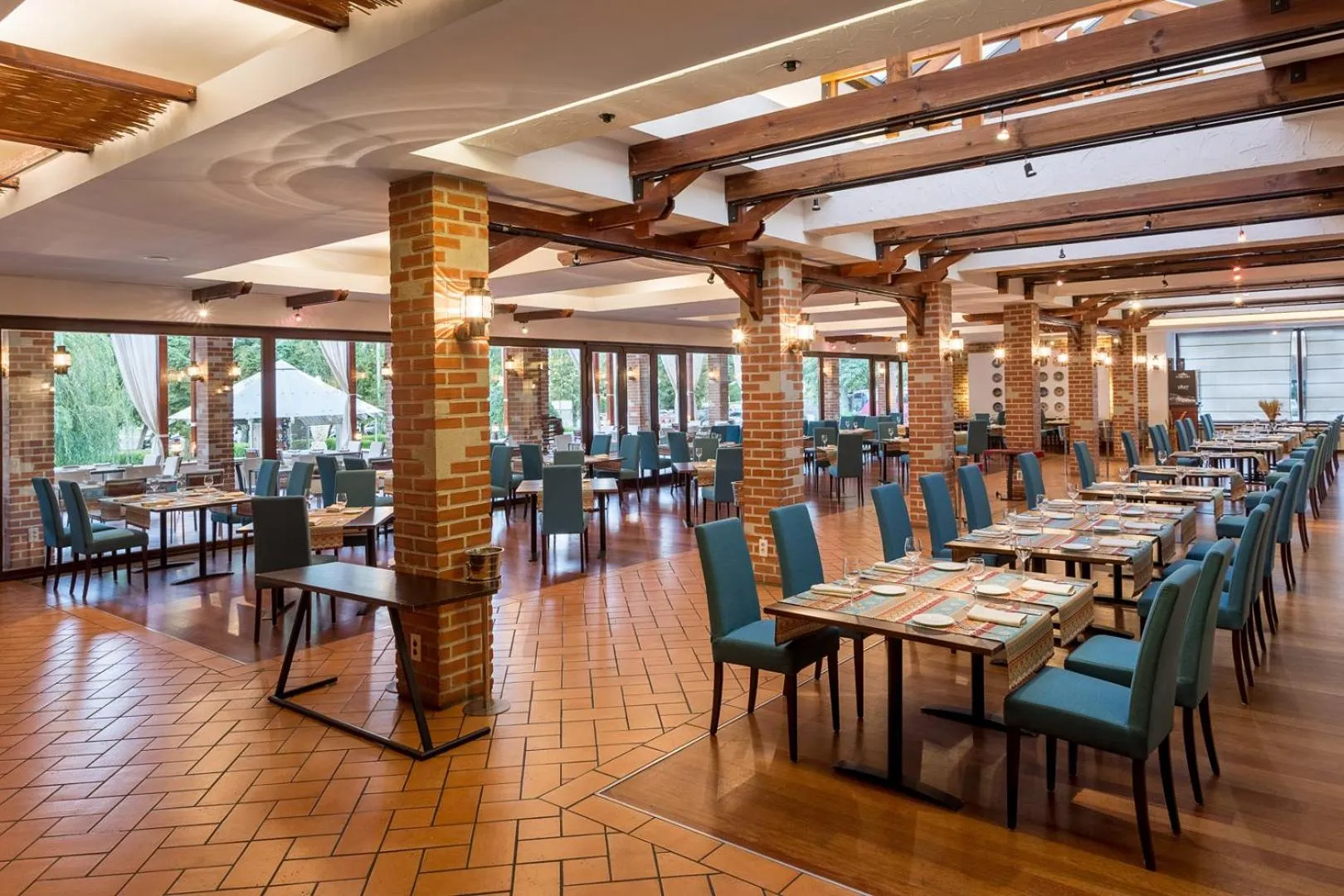 Restaurant/places to eat in Ramada by Wyndham Bucharest Parc Hotel