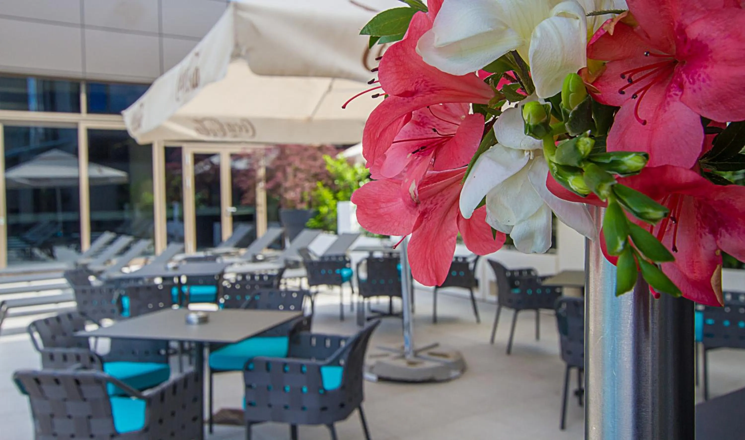 Lounge or bar in Ramada by Wyndham Bucharest Parc Hotel