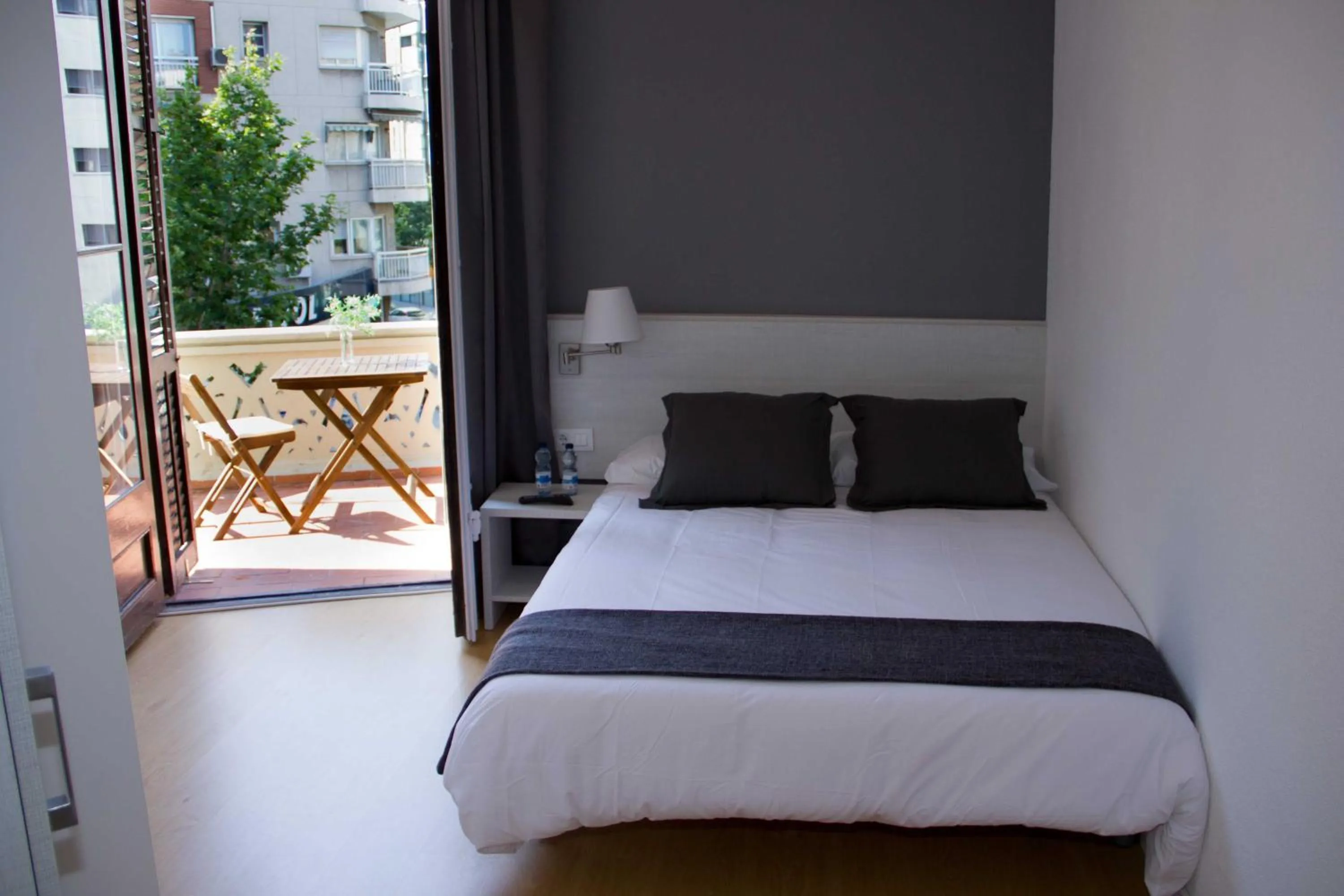 Photo of the whole room, Bed in Hostalin Barcelona Diputacion
