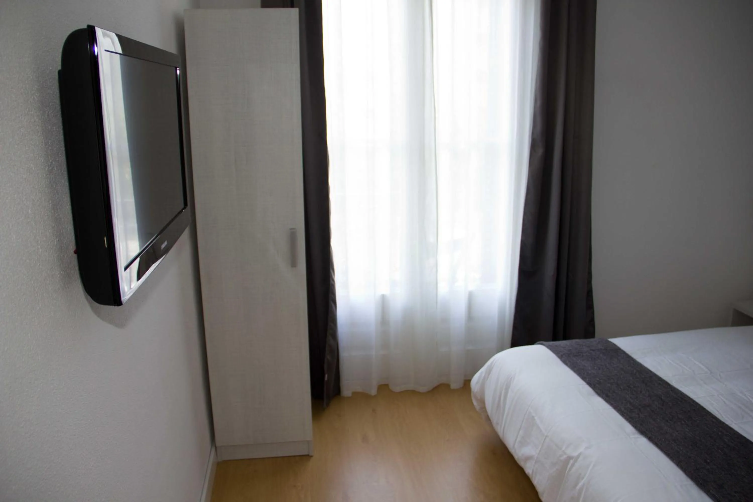 TV and multimedia, Bed in Hostalin Barcelona Diputacion