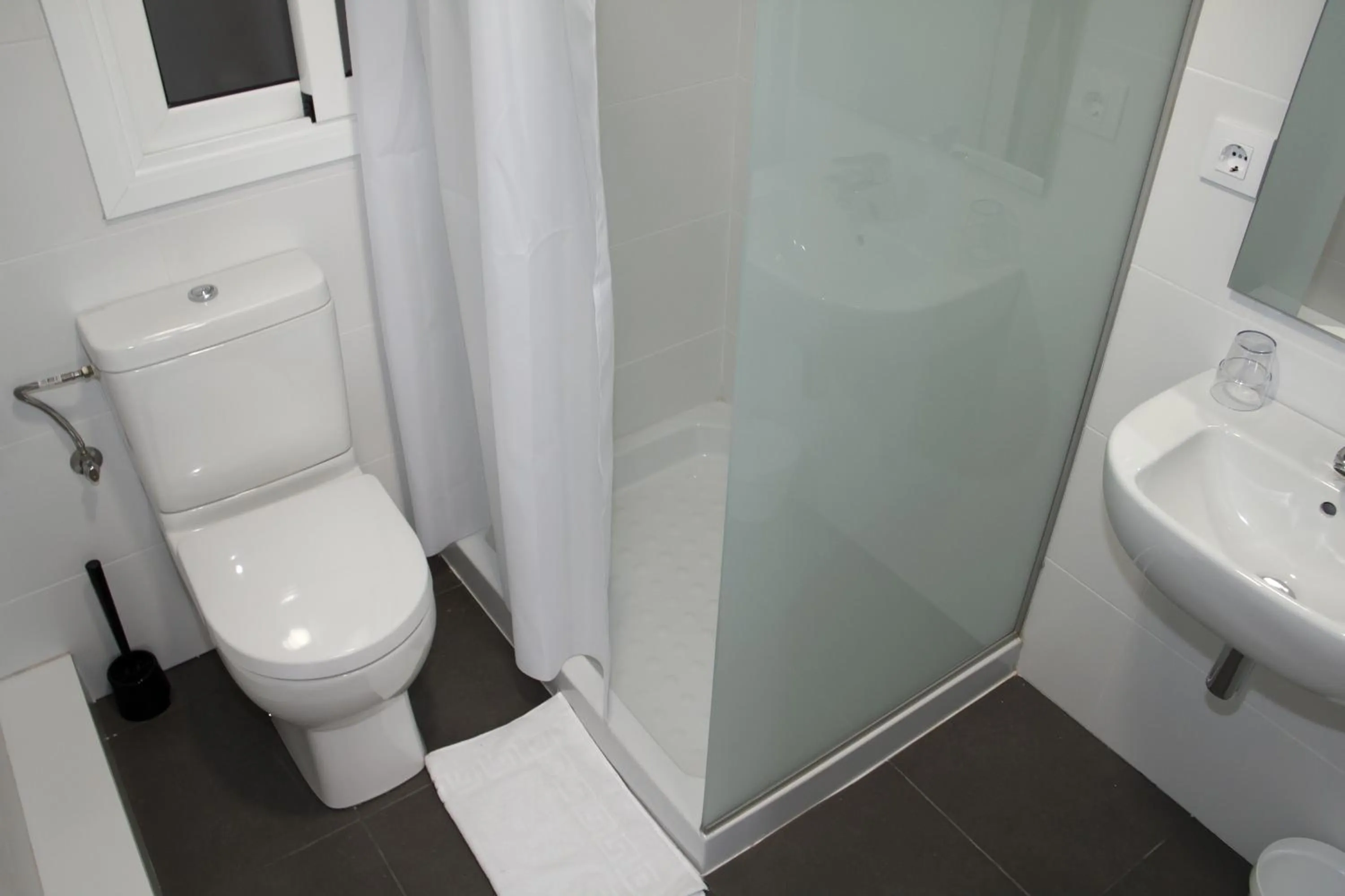 Toilet in Hostalin Barcelona Diputacion