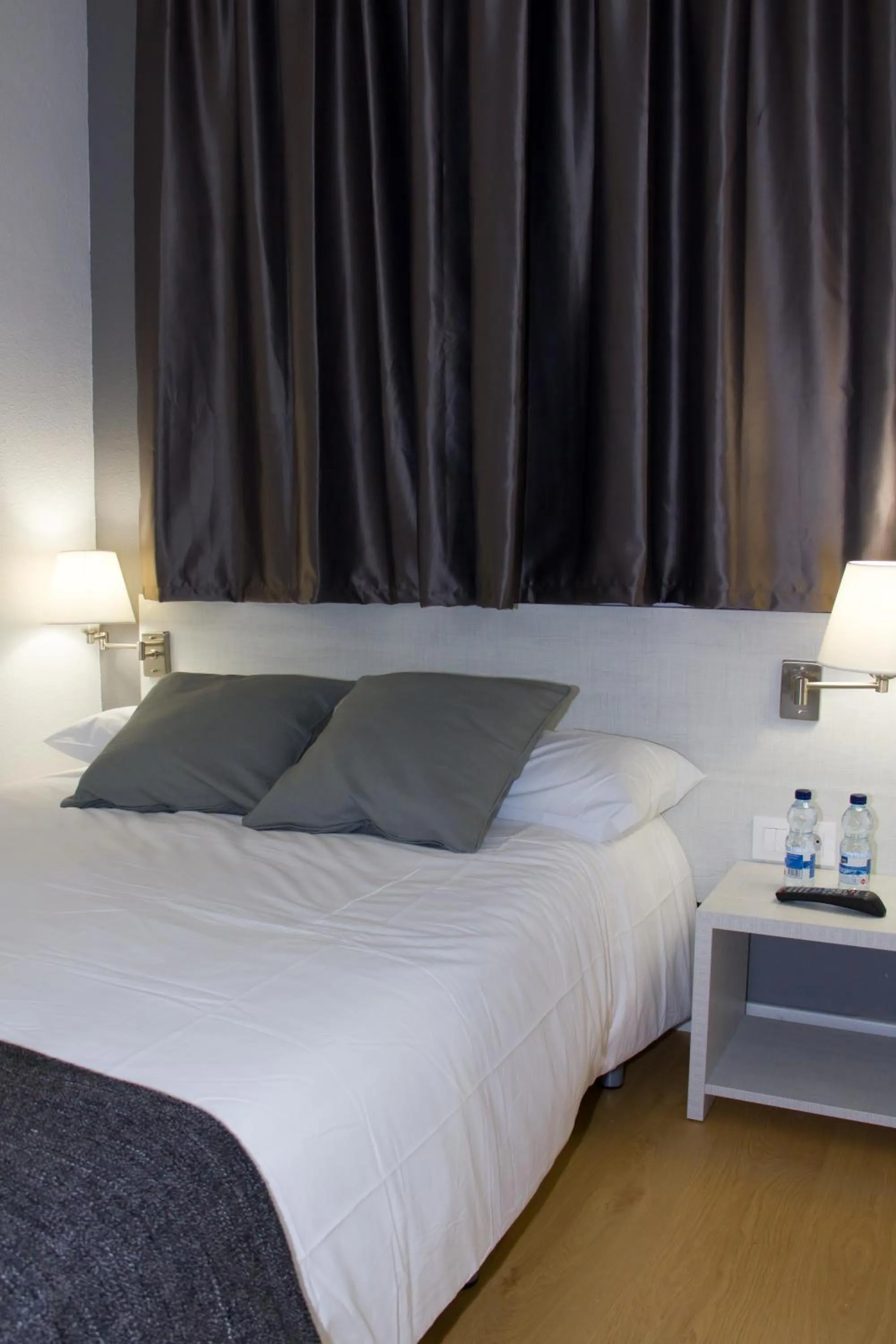 Shower, Bed in Hostalin Barcelona Diputacion