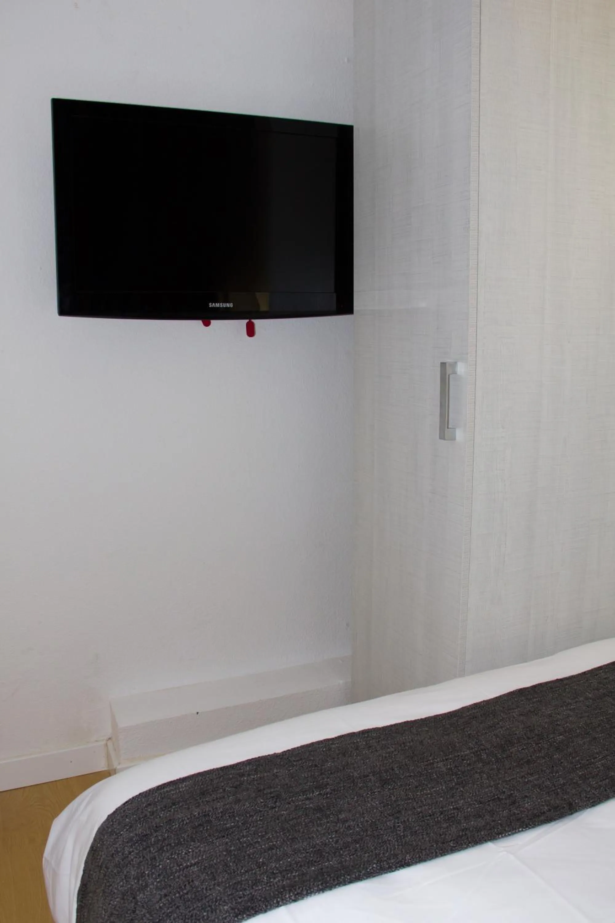 Photo of the whole room, Bed in Hostalin Barcelona Diputacion