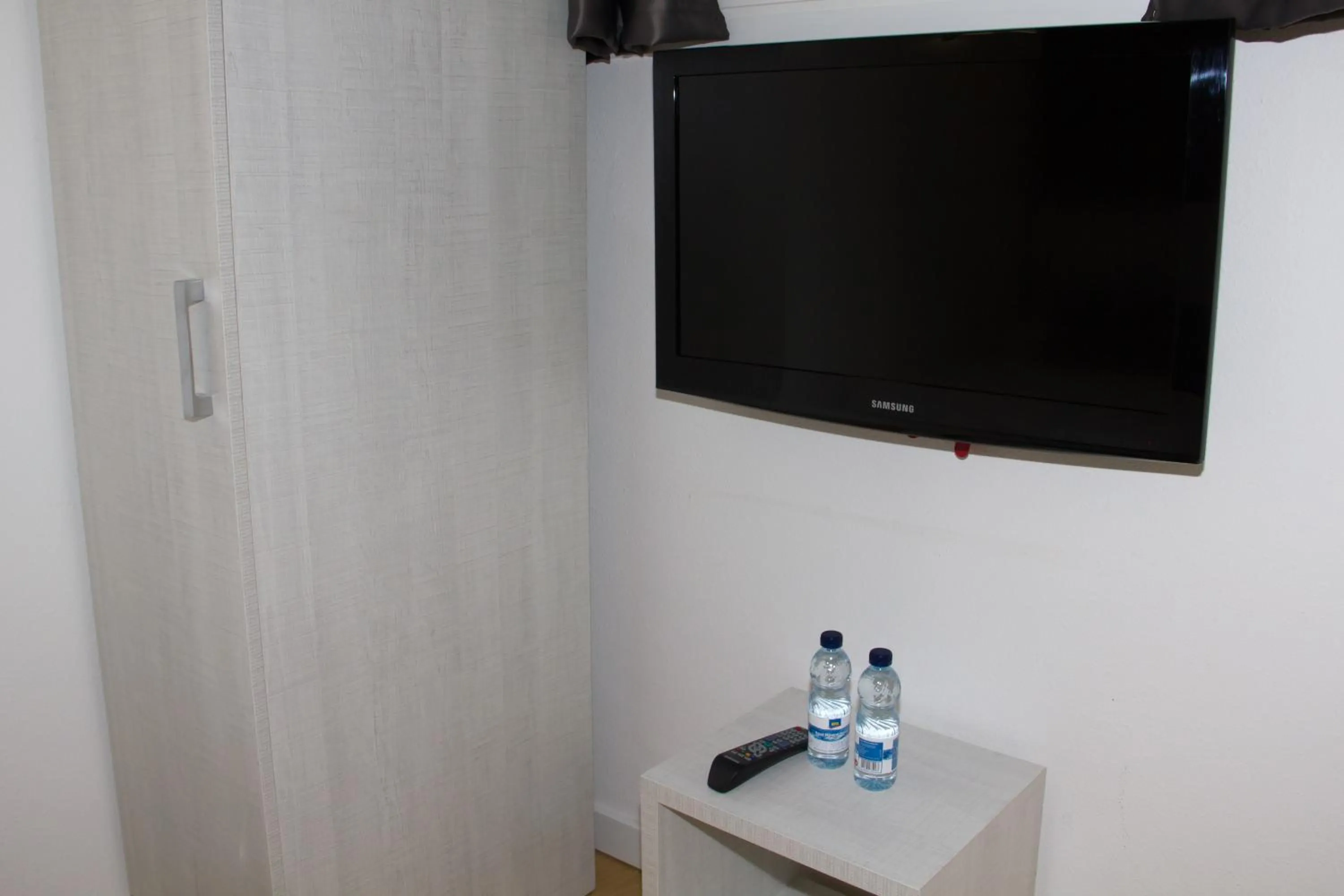 TV and multimedia in Hostalin Barcelona Diputacion