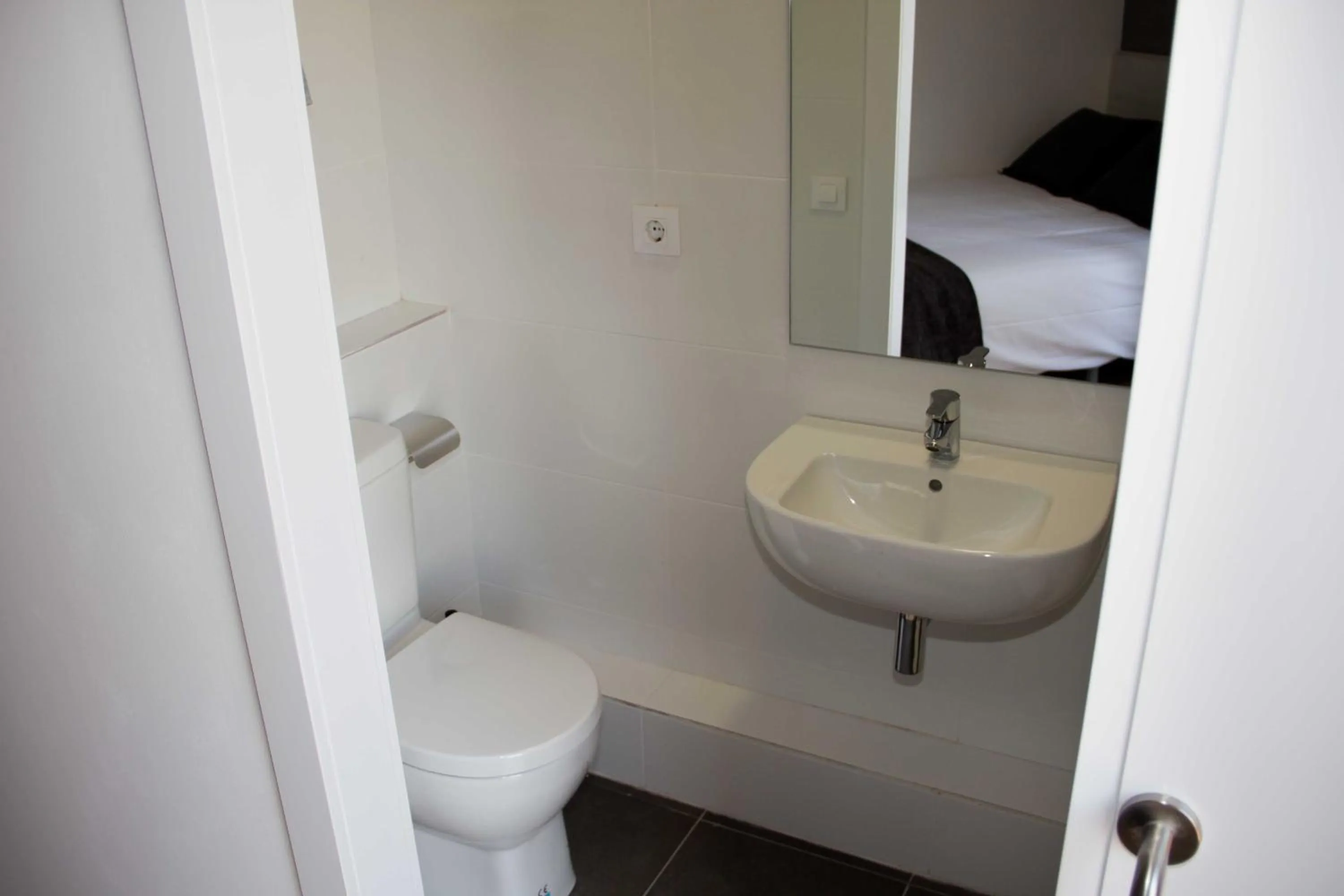 Shower, Bed in Hostalin Barcelona Diputacion