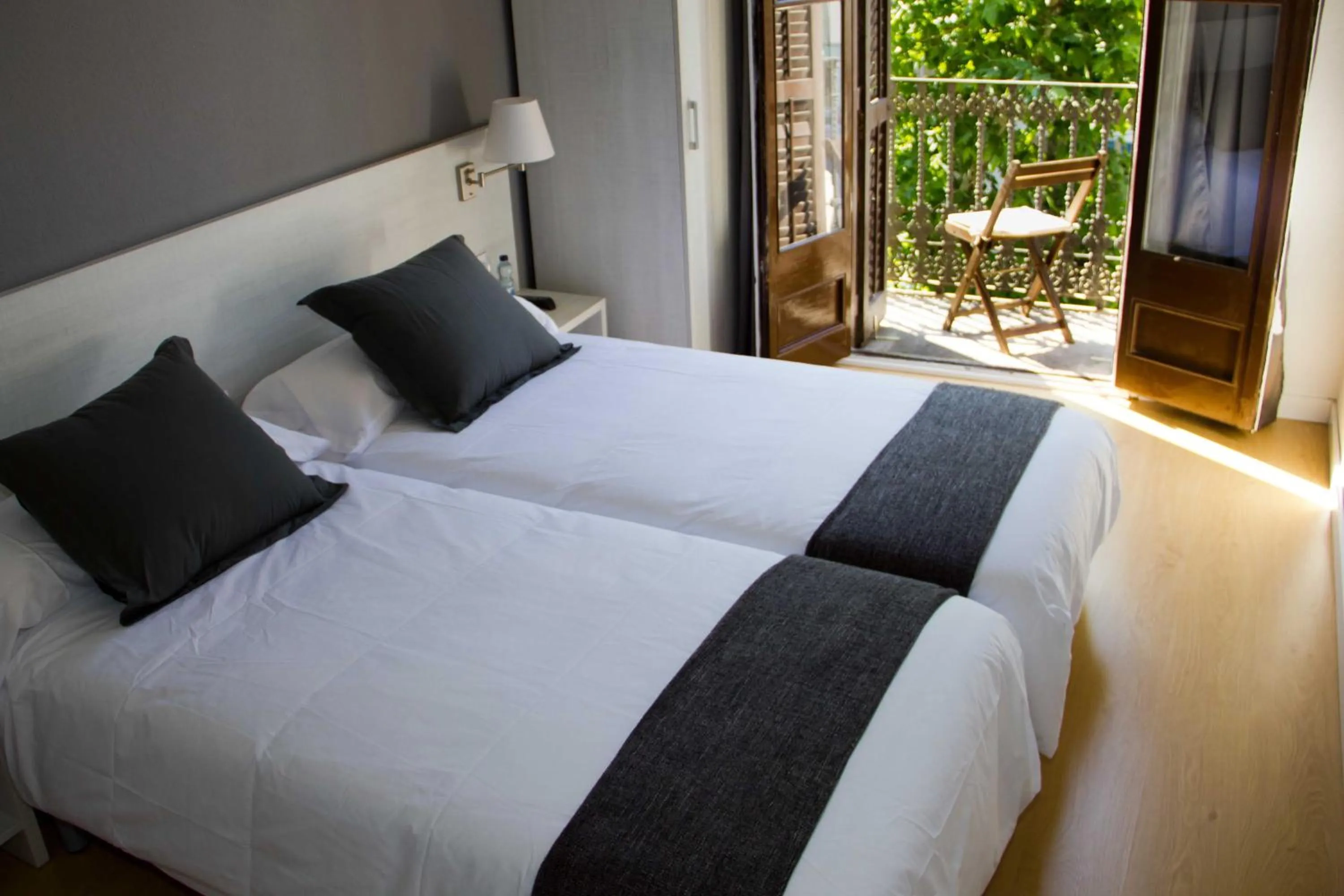 Photo of the whole room, Bed in Hostalin Barcelona Diputacion