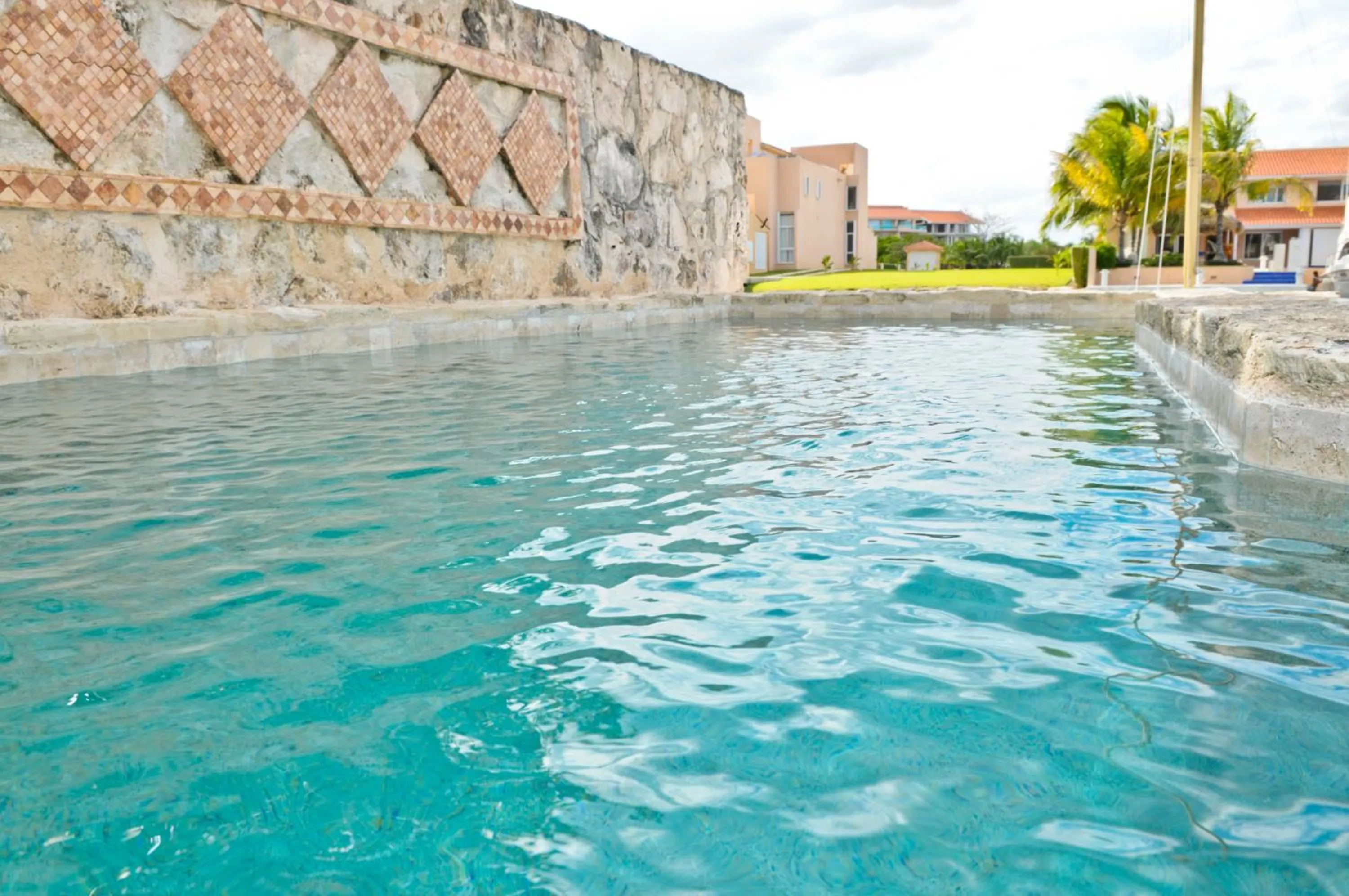 Swimming pool in Chez Waffle Hotel