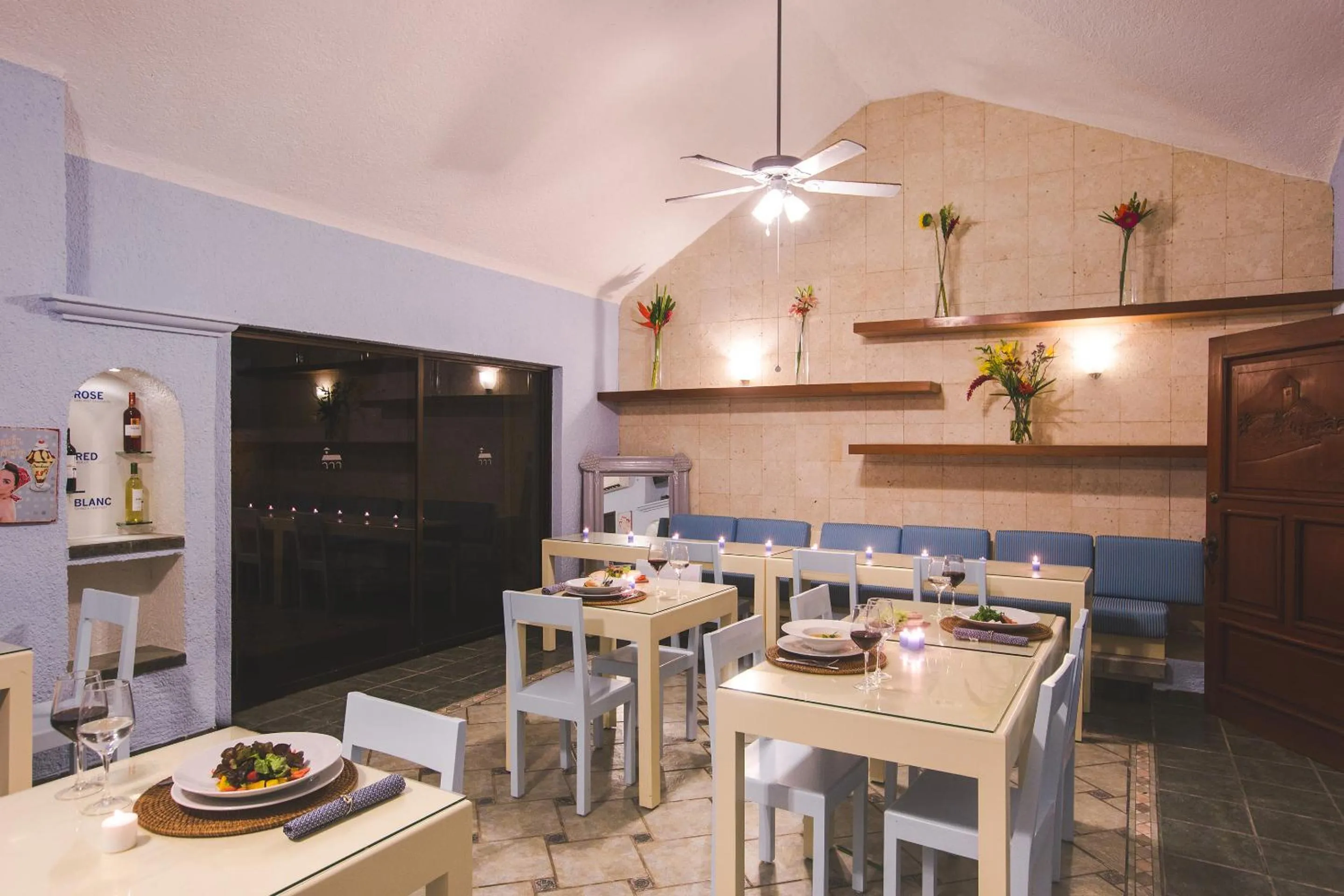 Food and drinks in Chez Waffle Hotel