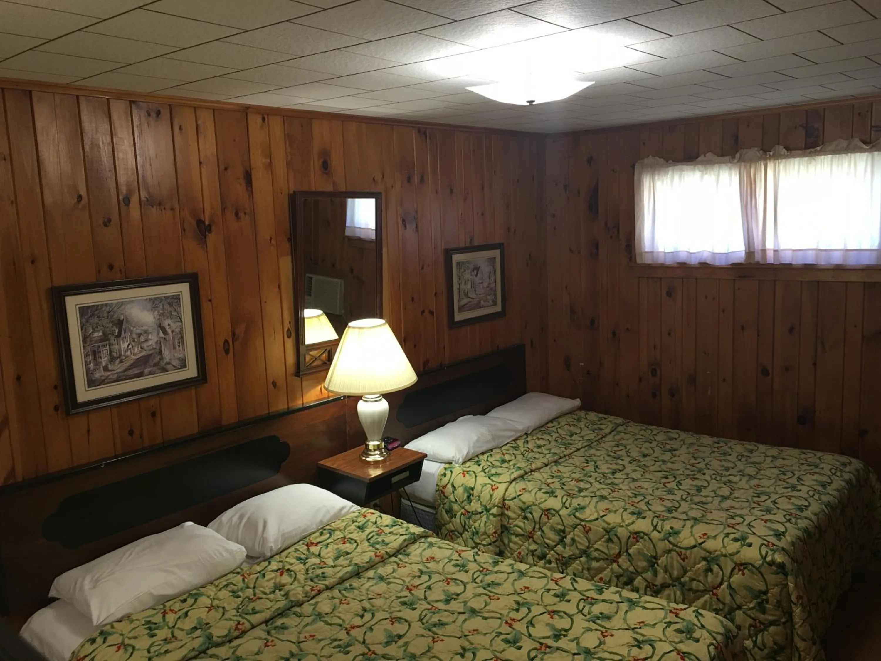 Bed in Doray Motel Lake George