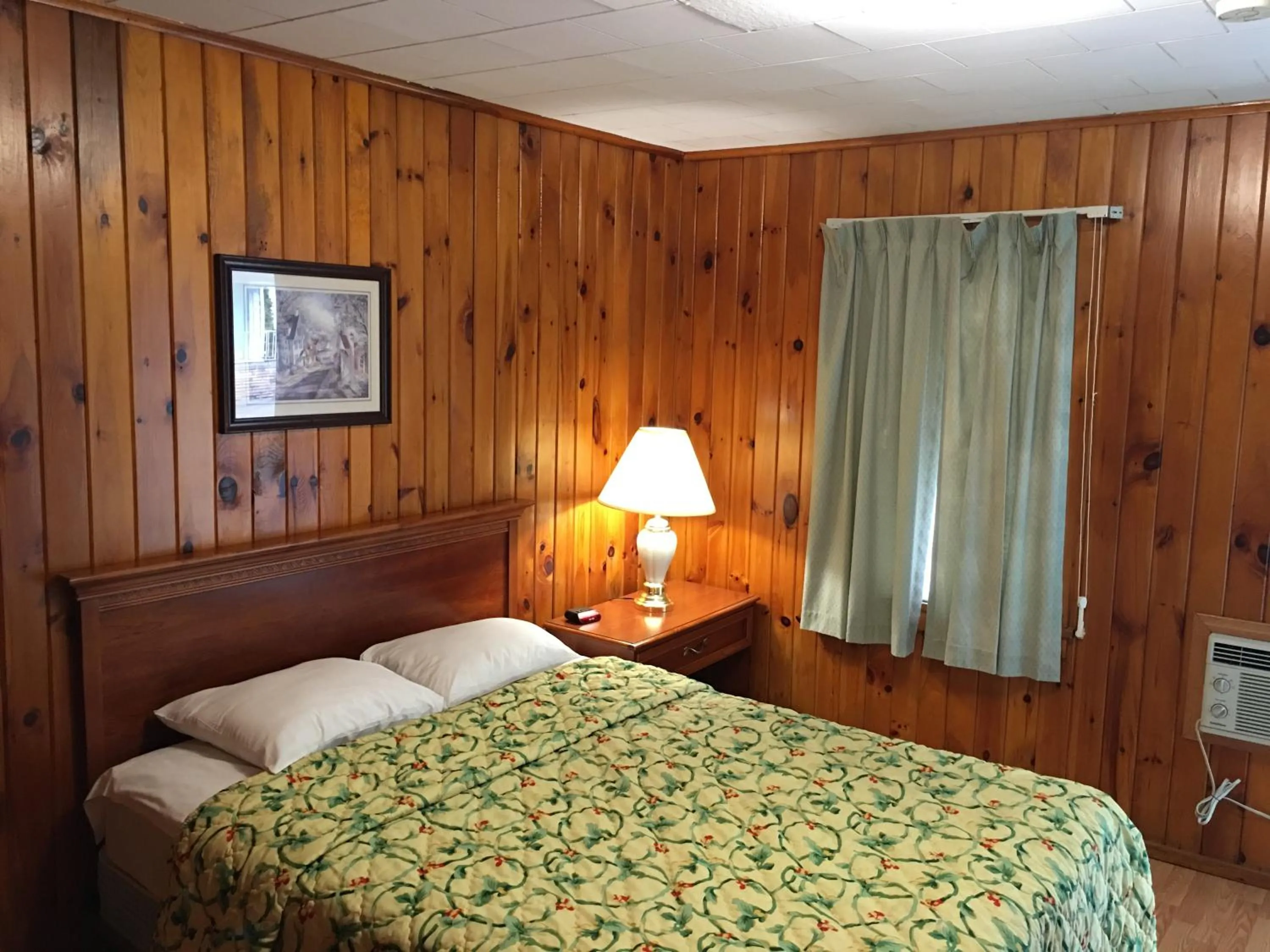 Bed in Doray Motel Lake George
