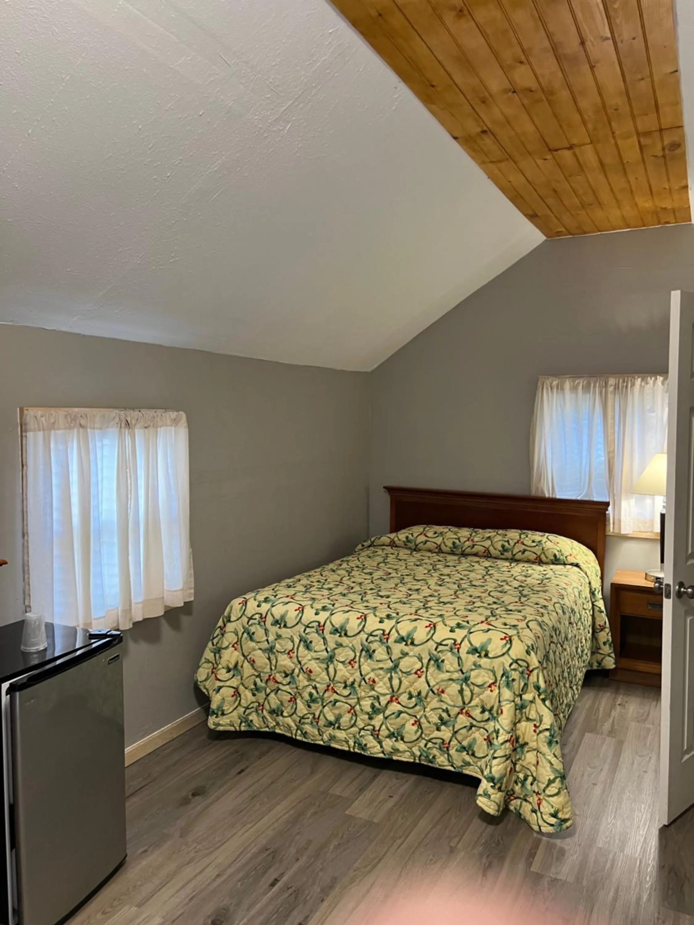 Bed in Doray Motel Lake George