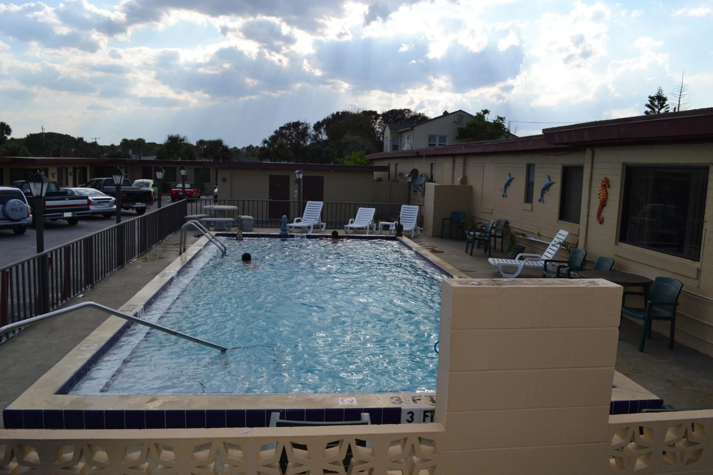 Swimming pool in Atlantic Economy Inn