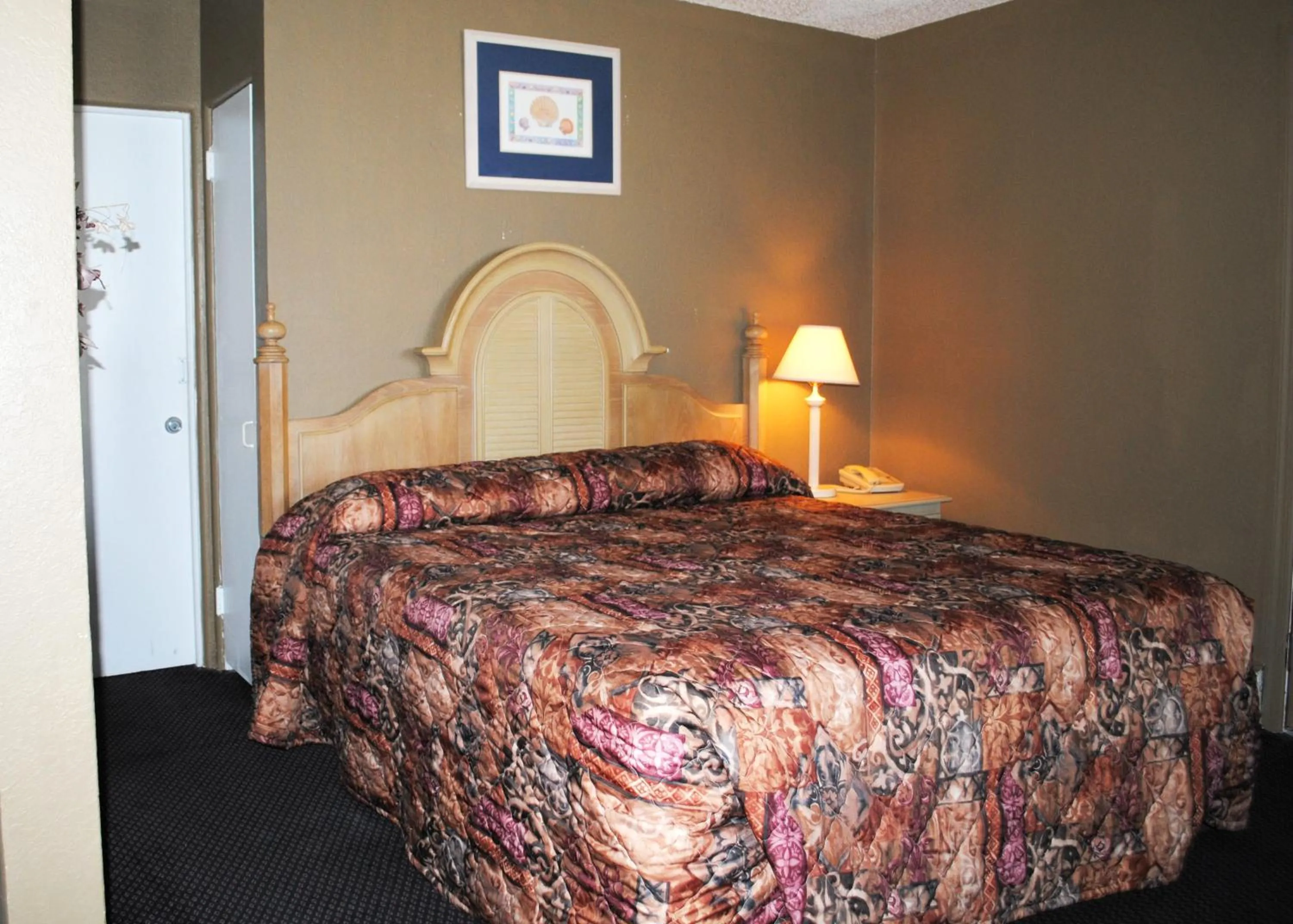 Bed in Atlantic Economy Inn