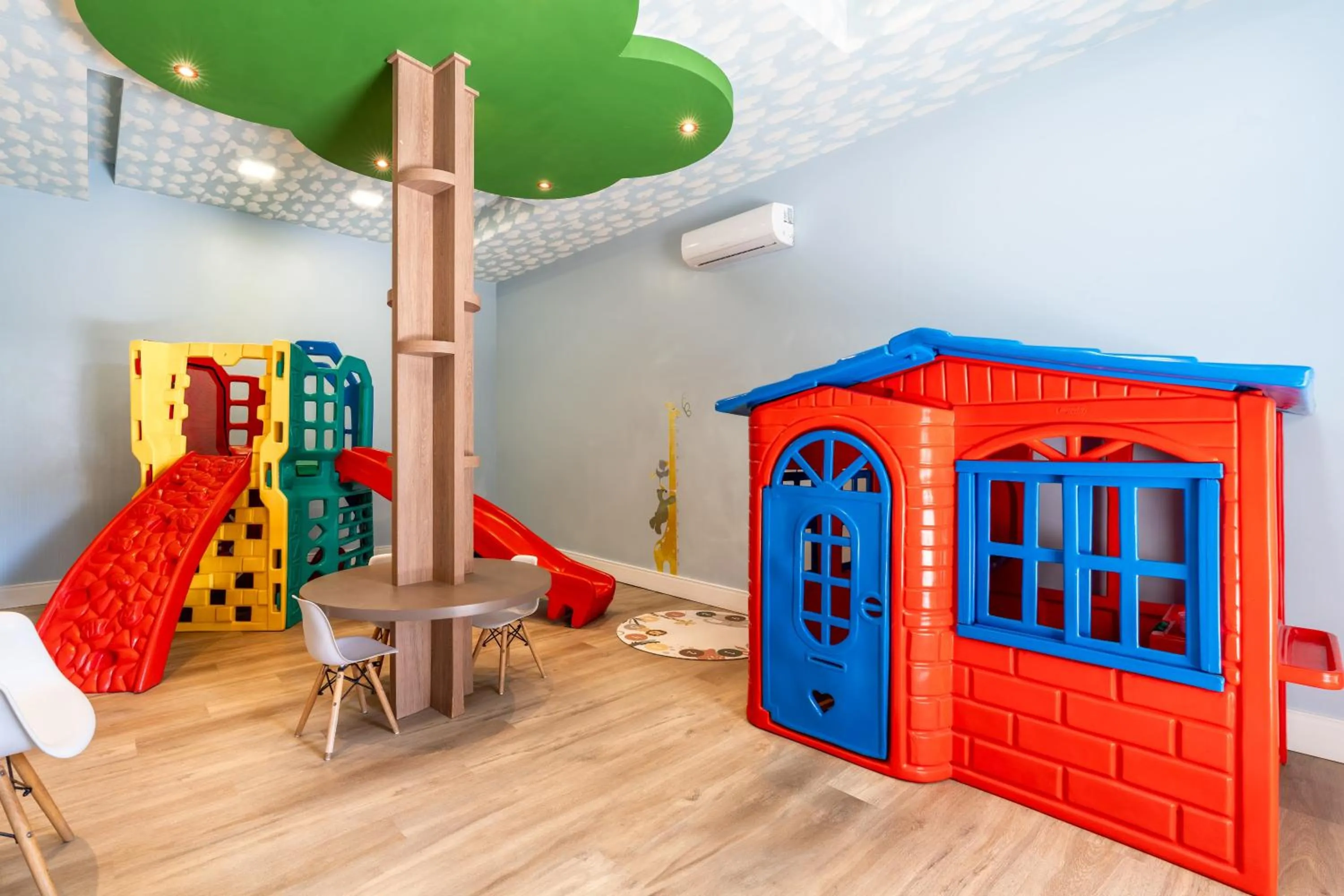 Children play ground in Boulevard Beach Canasvieiras Hotel