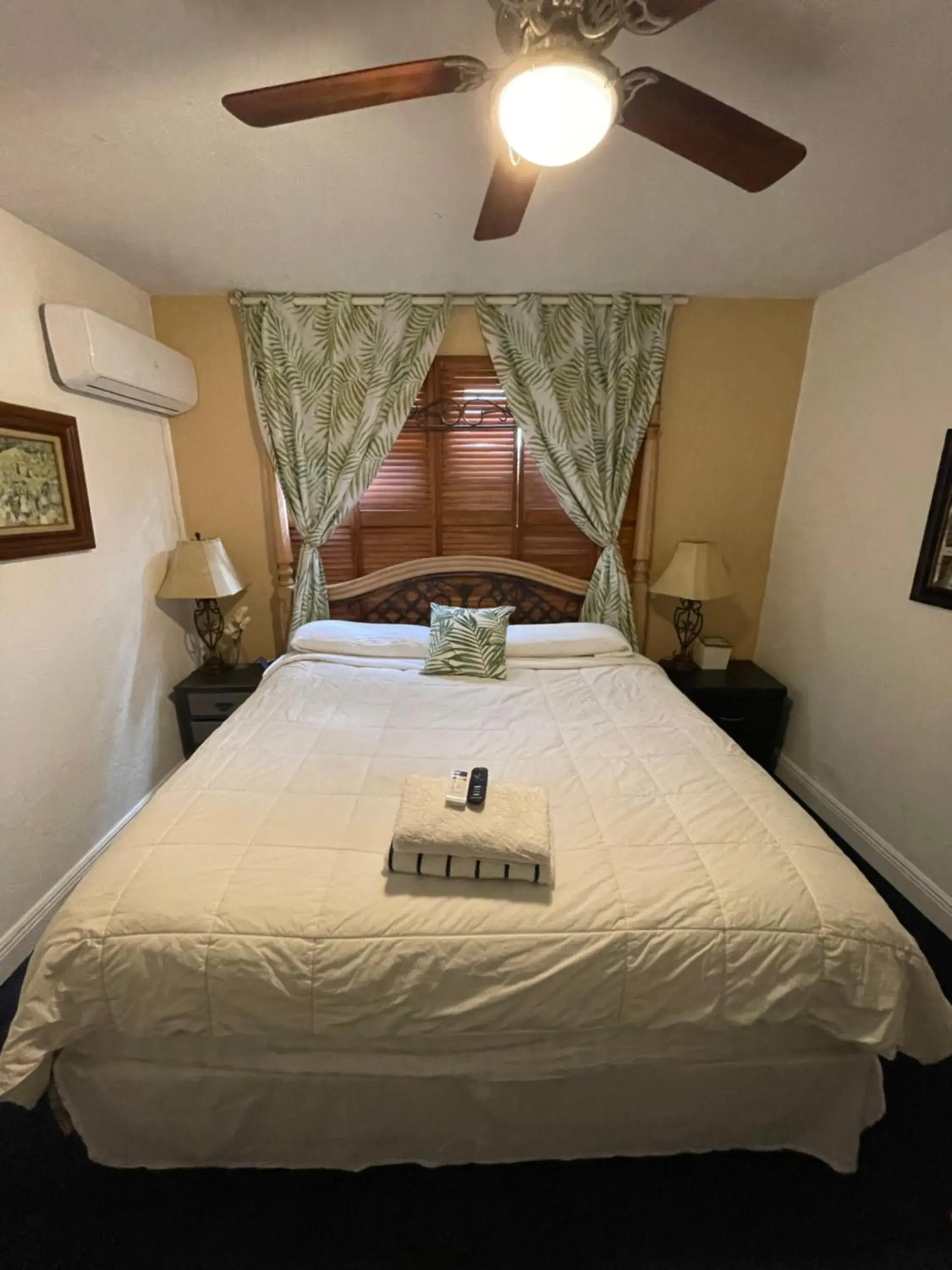 Queen Room with Shared Bathroom in Habitación Céntrica calle 8 Miami Queen Room with Shared Bathroom in Habitación Céntrica calle 8 Miami