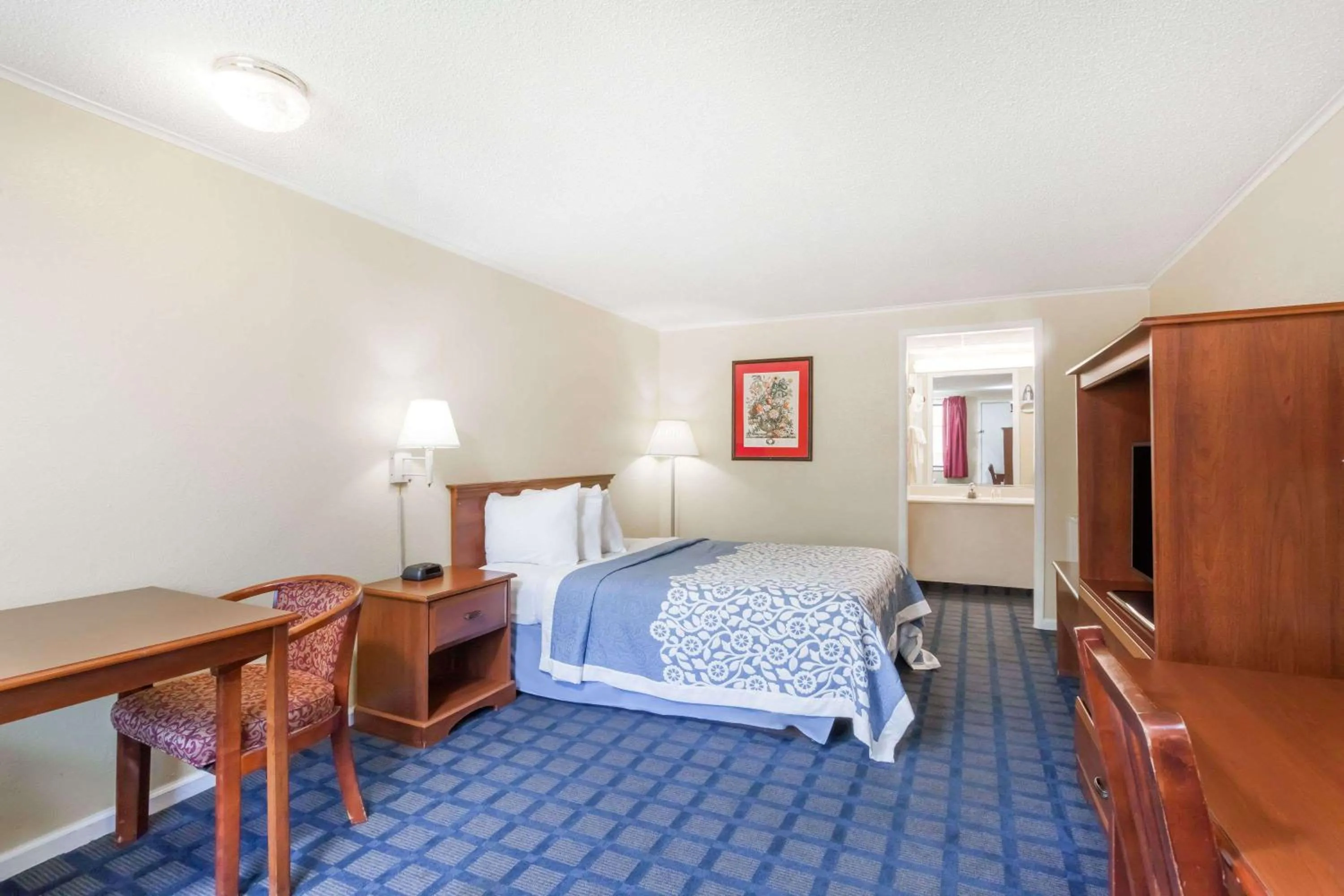 Photo of the whole room, Bed in Days Inn by Wyndham Dover Downtown