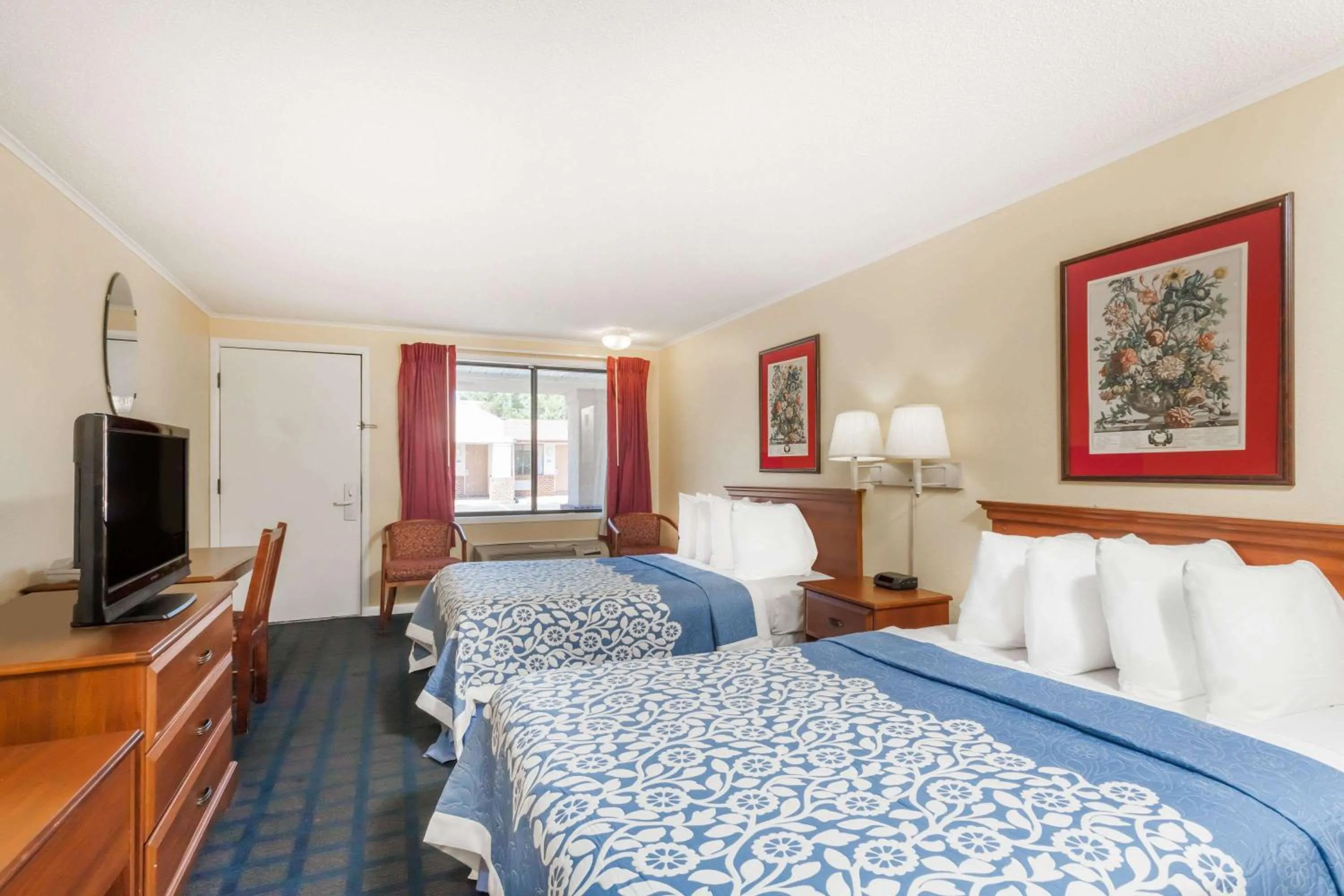 Photo of the whole room, Bed in Days Inn by Wyndham Dover Downtown