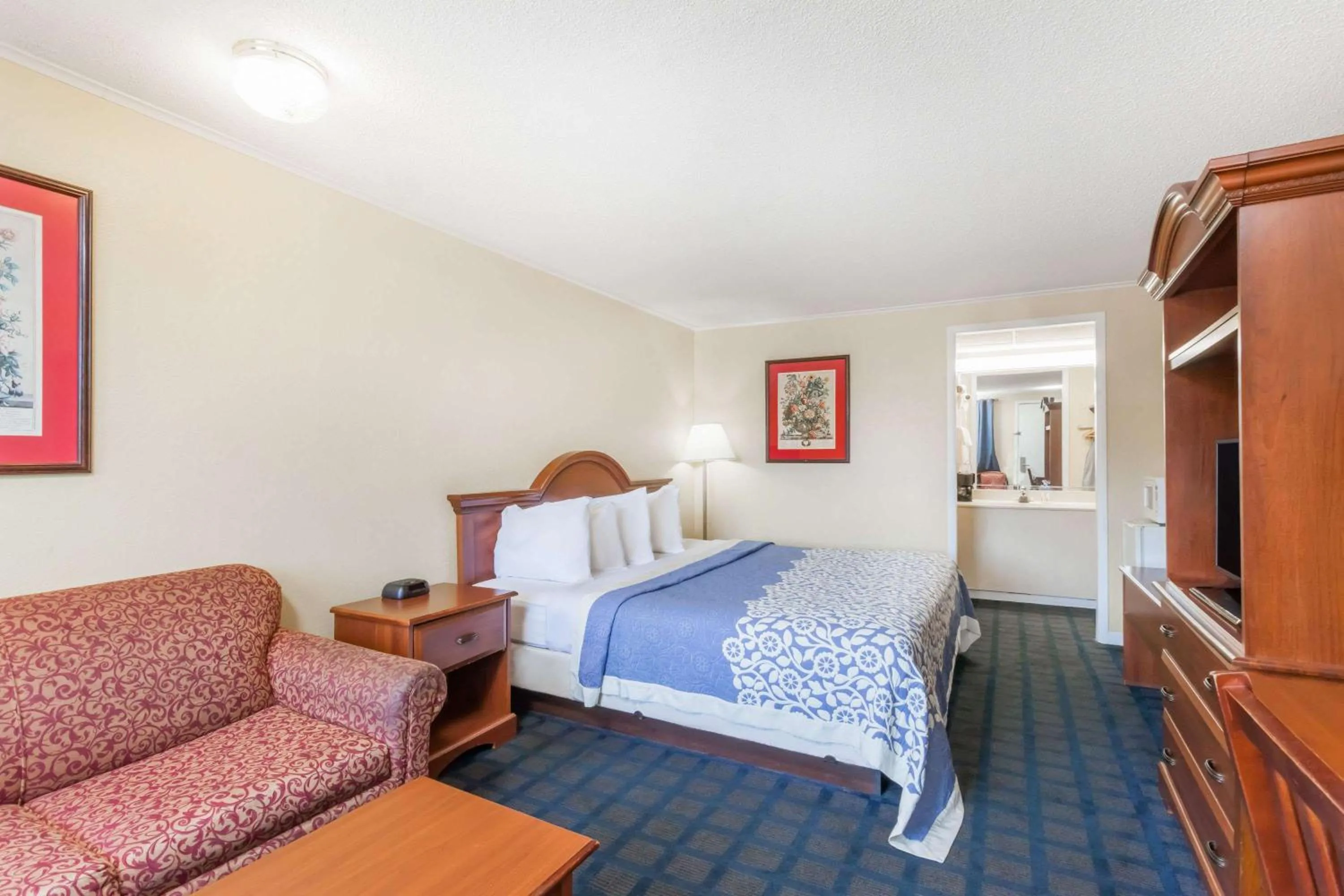 Photo of the whole room, Bed in Days Inn by Wyndham Dover Downtown