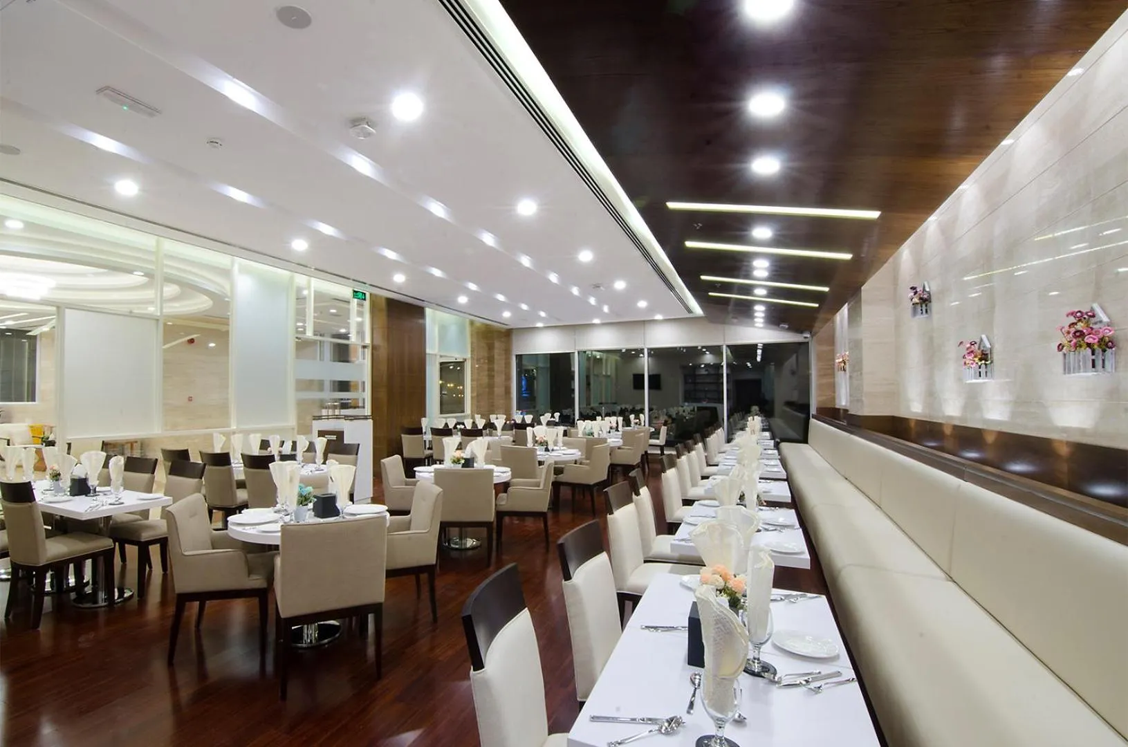 Restaurant/places to eat in Al Murooj Grand Hotel