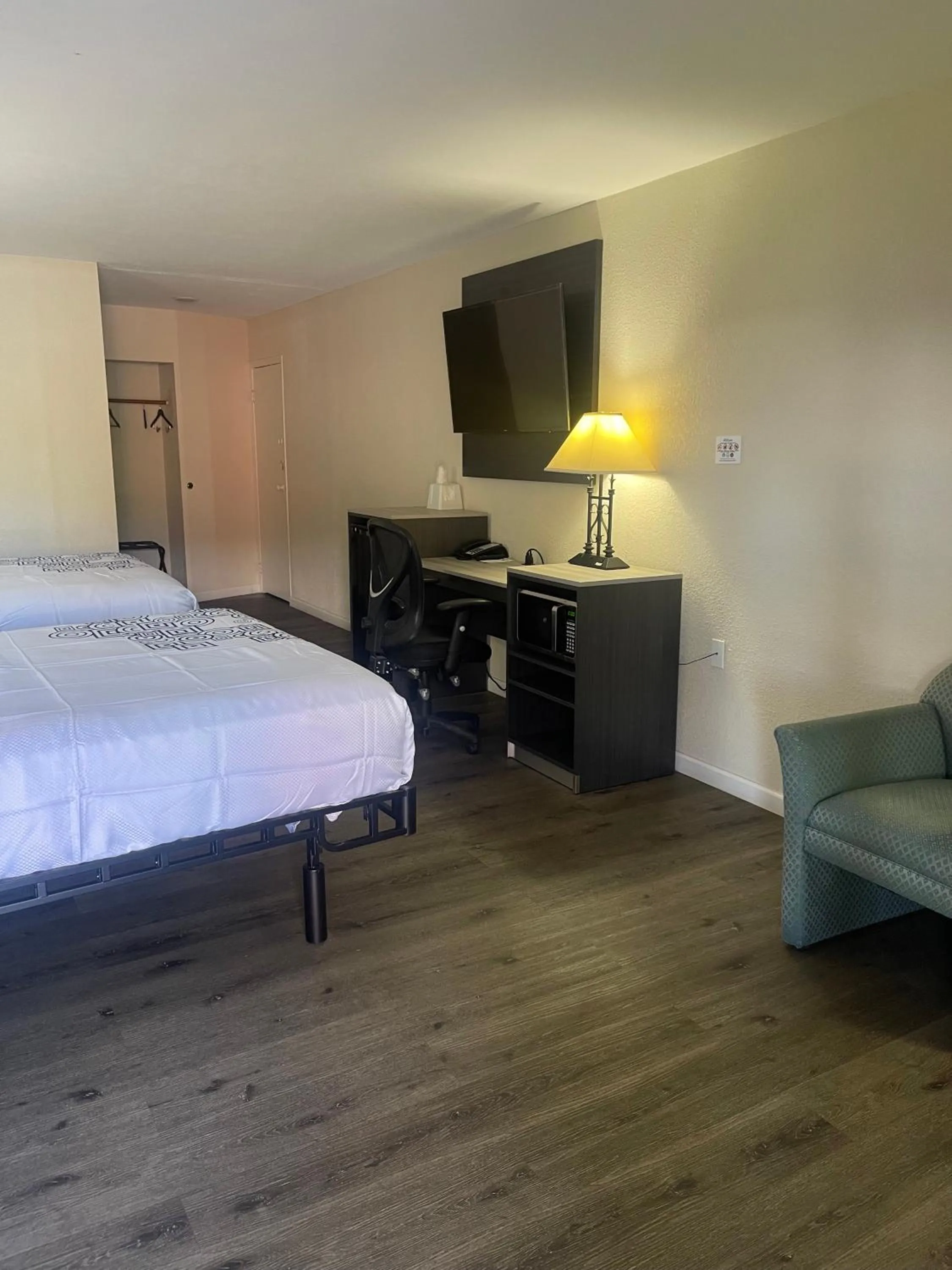 Bed in Bourbon Capital Inn