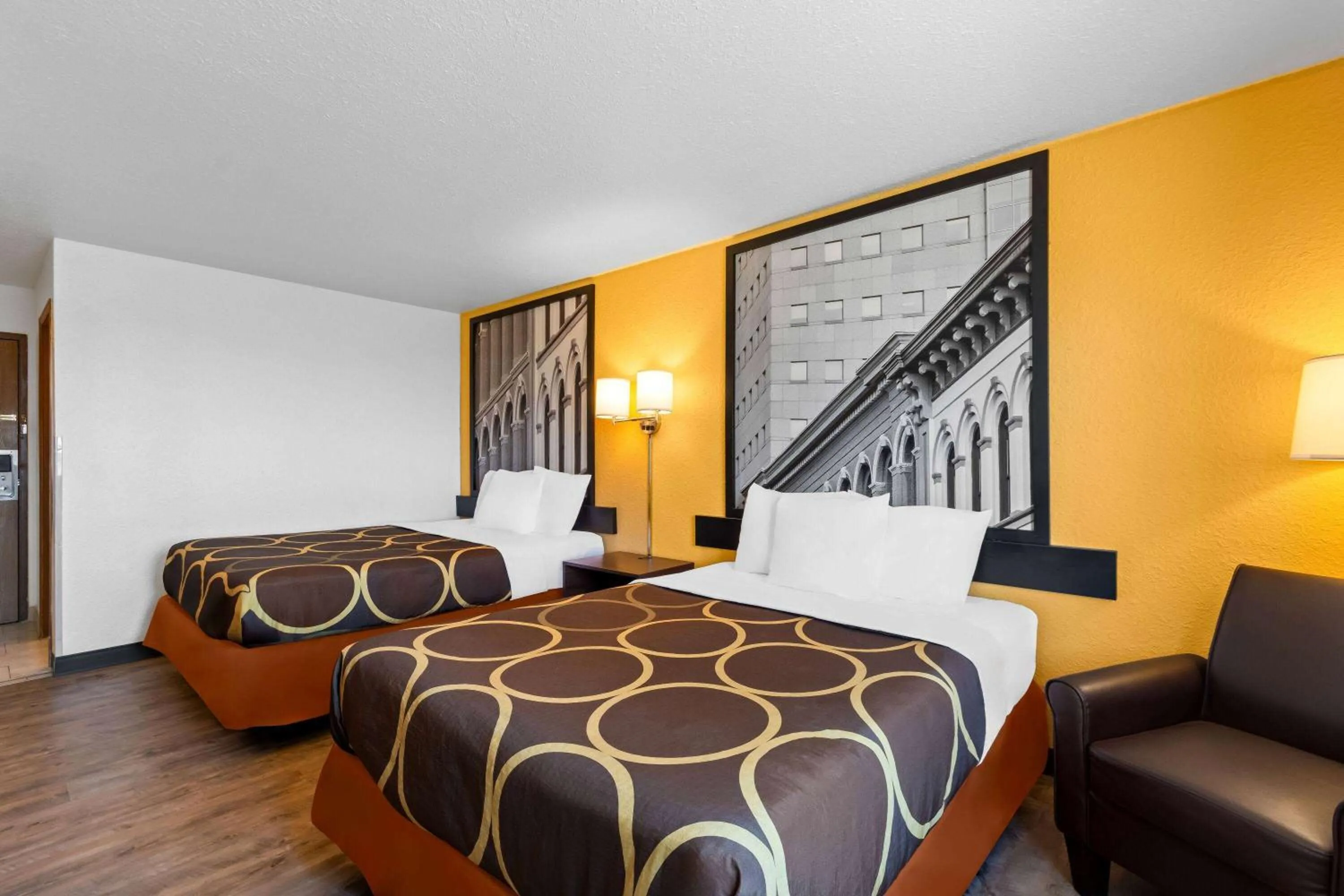 Photo of the whole room, Bed in Super 8 by Wyndham Elizabethtown