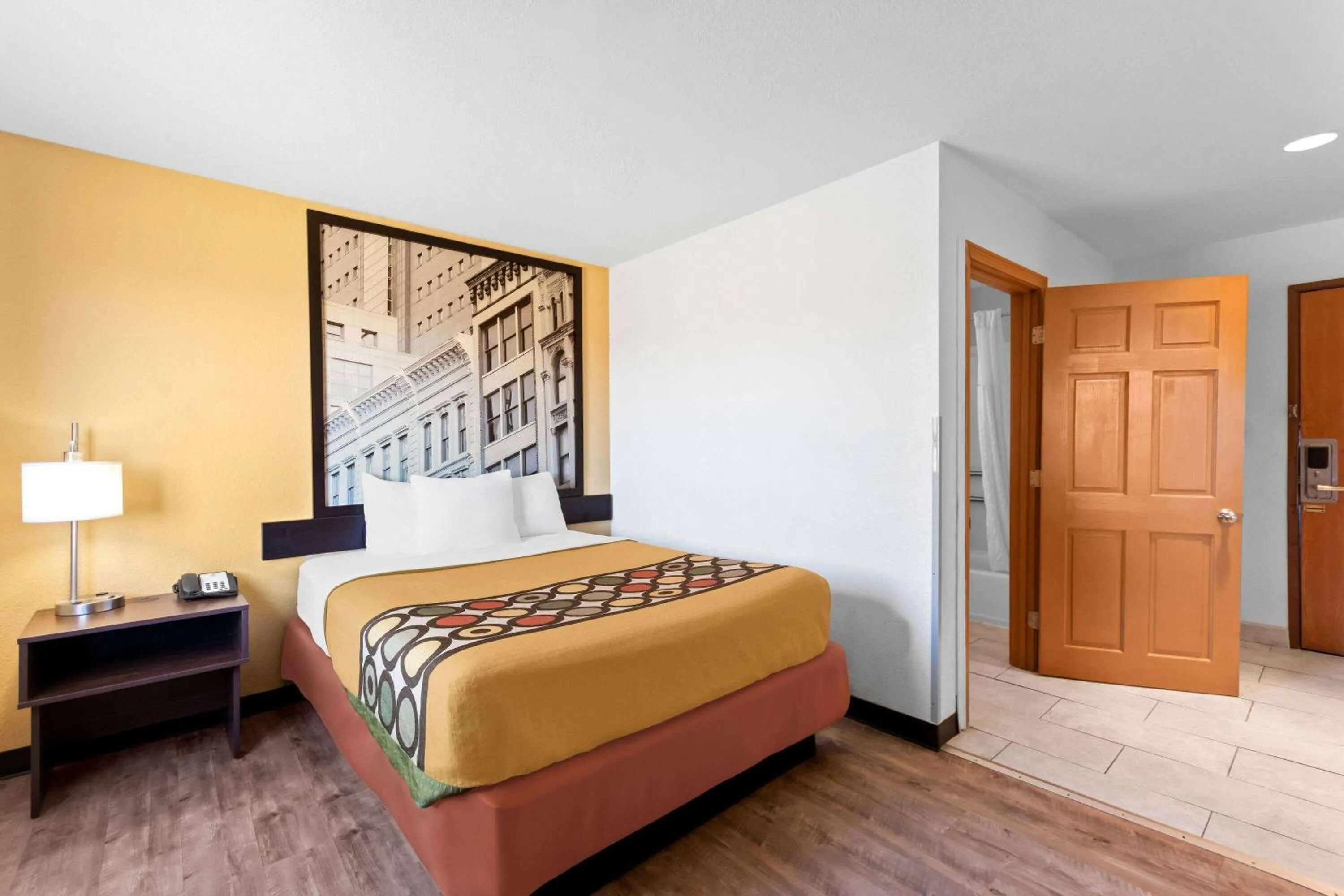 Photo of the whole room, Bed in Super 8 by Wyndham Elizabethtown