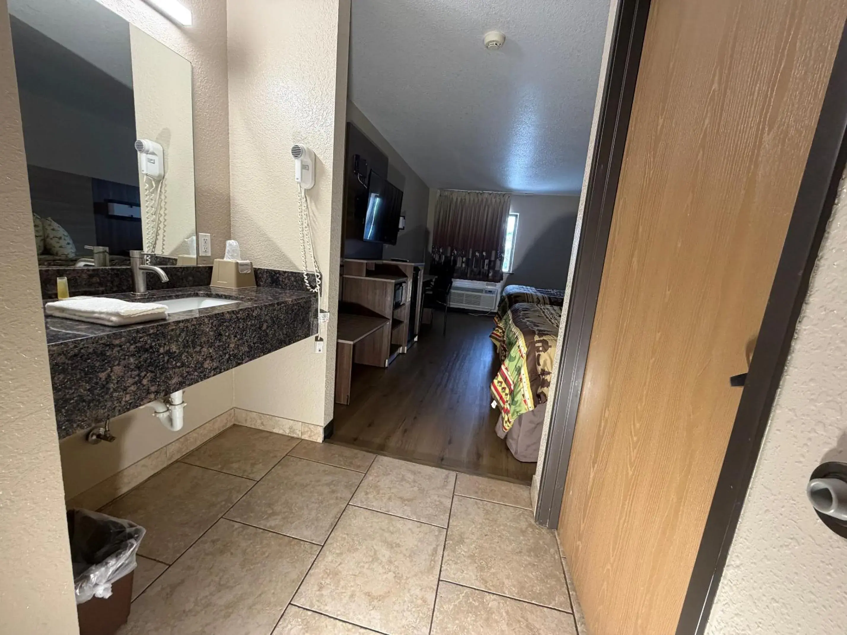 Queen Room with Two Queen Beds - Smoking in Booneslick Lodge - Neosho Queen Room with Two Queen Beds - Smoking in Booneslick Lodge - Neosho