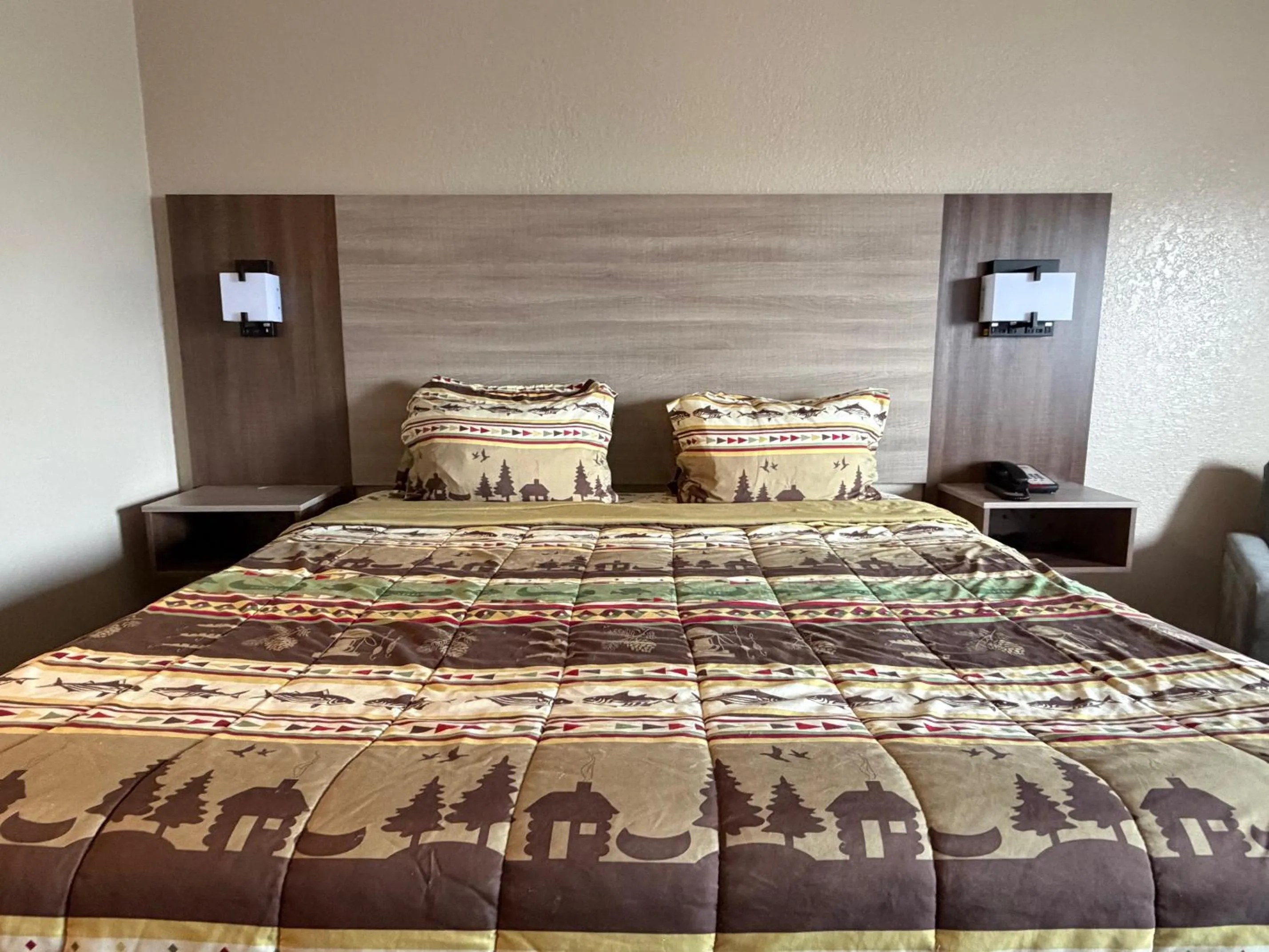 Bed in Booneslick Lodge - Neosho