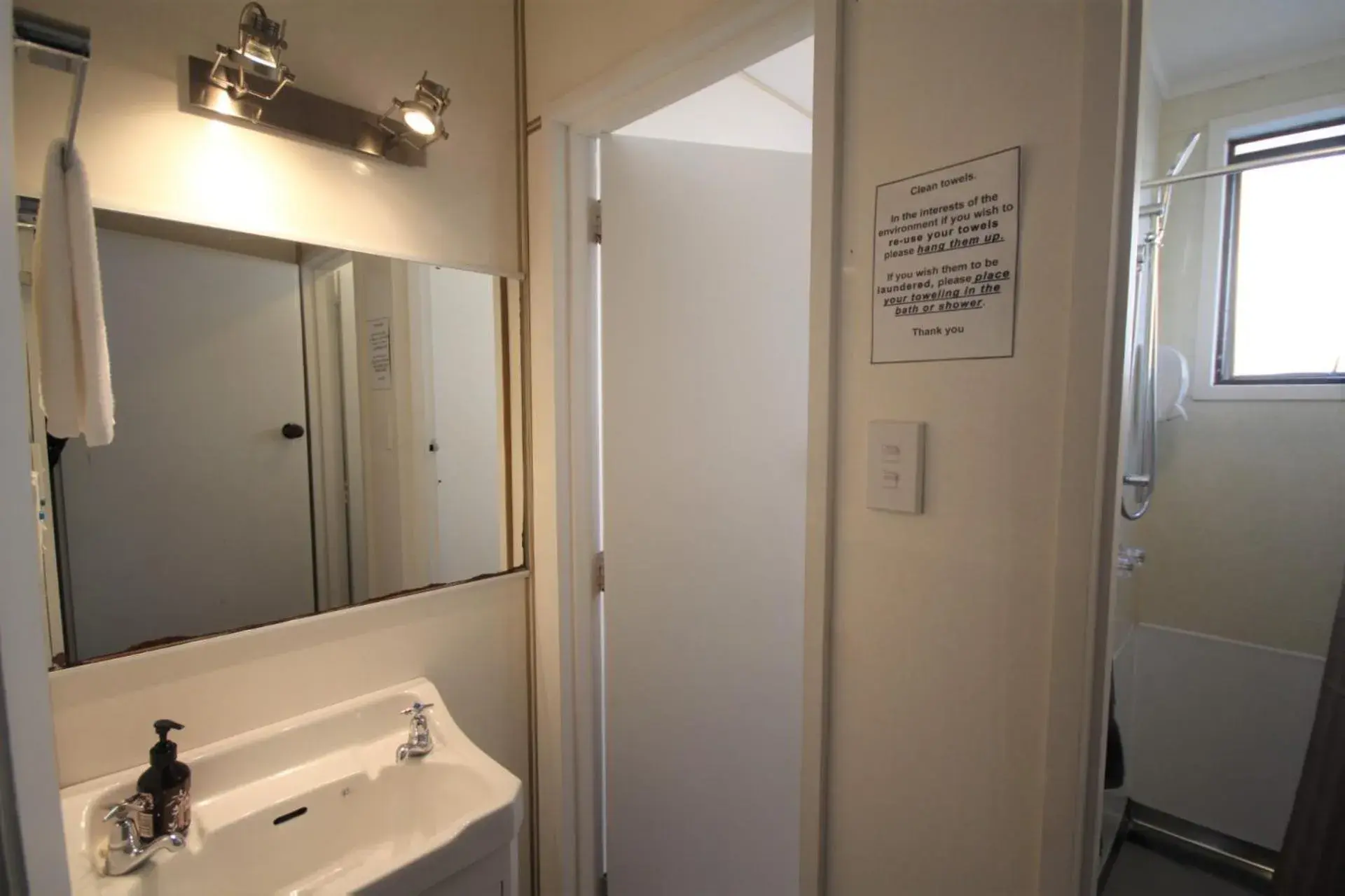 Three-Bedroom Apartment in Beach Lodge Motels Three-Bedroom Apartment in Beach Lodge Motels