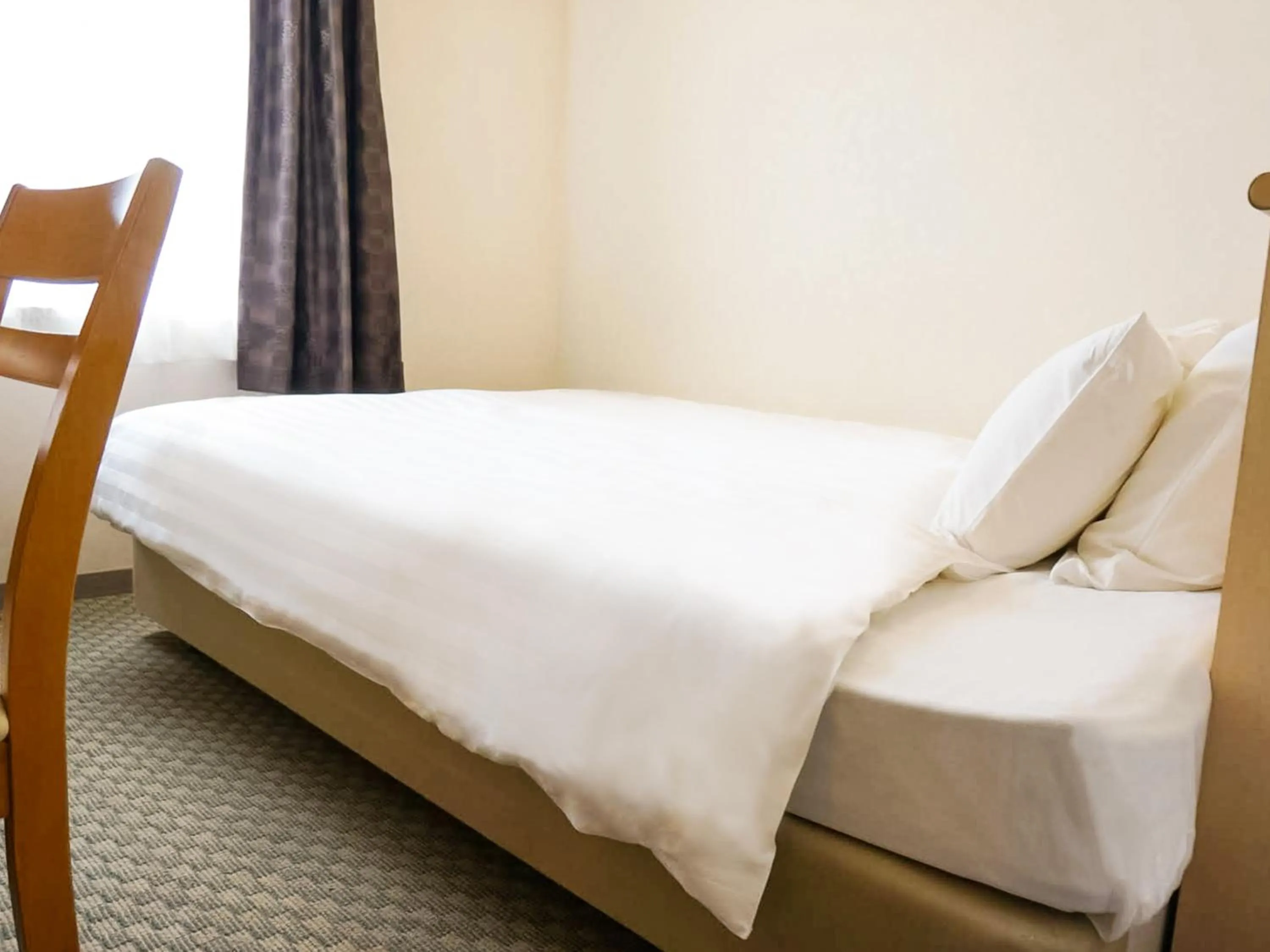 Bed in Kobe Port Tower Hotel